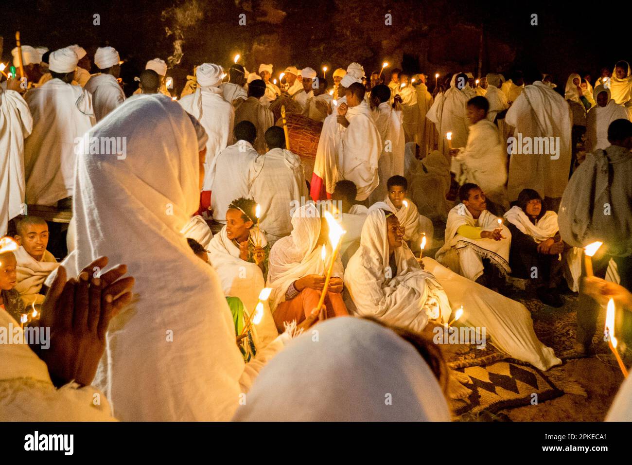 Pilger vor dem von Felsen gehauenen Tempel von Bete Giyorgis in Lalibela während der heiligen äthiopisch-orthodoxen Osterfeier der Fasika Stockfoto