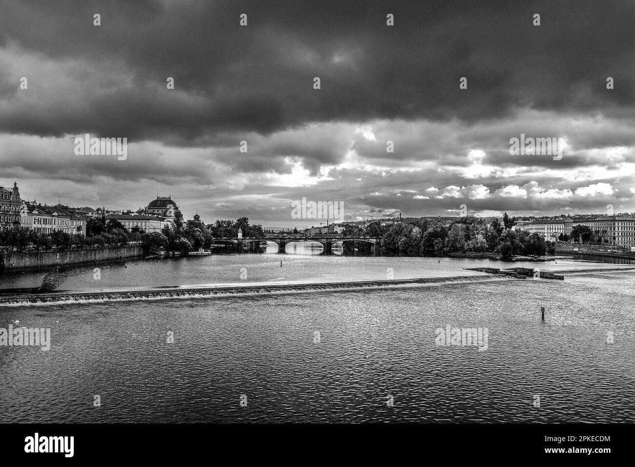 Malerischer Blick von der Karlsbrücke auf den Fluss von Gebäuden gegen den Himmel Stockfoto