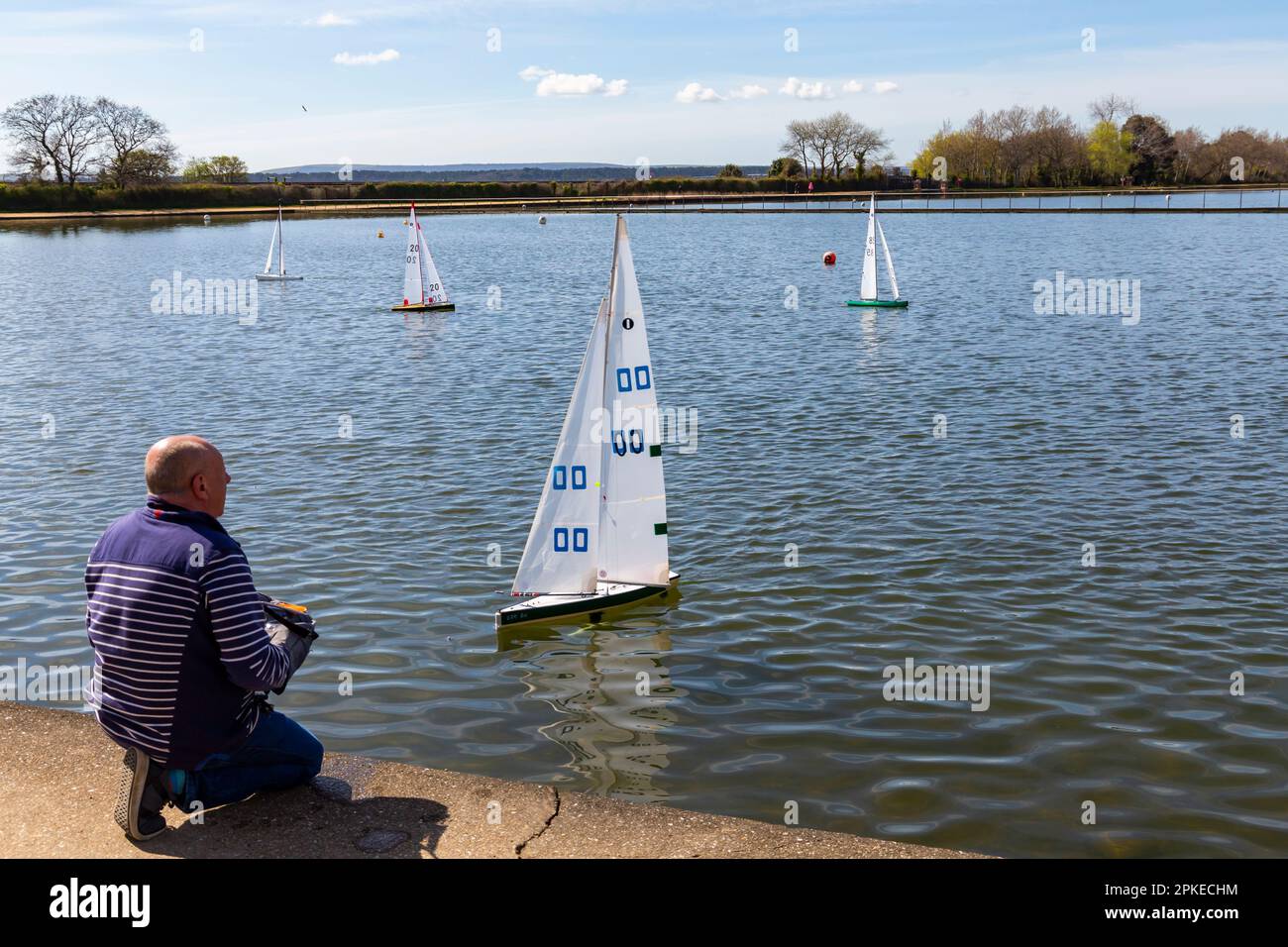 Poole, Dorset, UK. 7. April 2023 Wetter in Großbritannien: Fans von funkgesteuerten Booten fahren an einem schönen, warmen Osterfreitag in der 1-Meter-Klasse um den Poole Park See. Kredit: Carolyn Jenkins/Alamy Live News Stockfoto