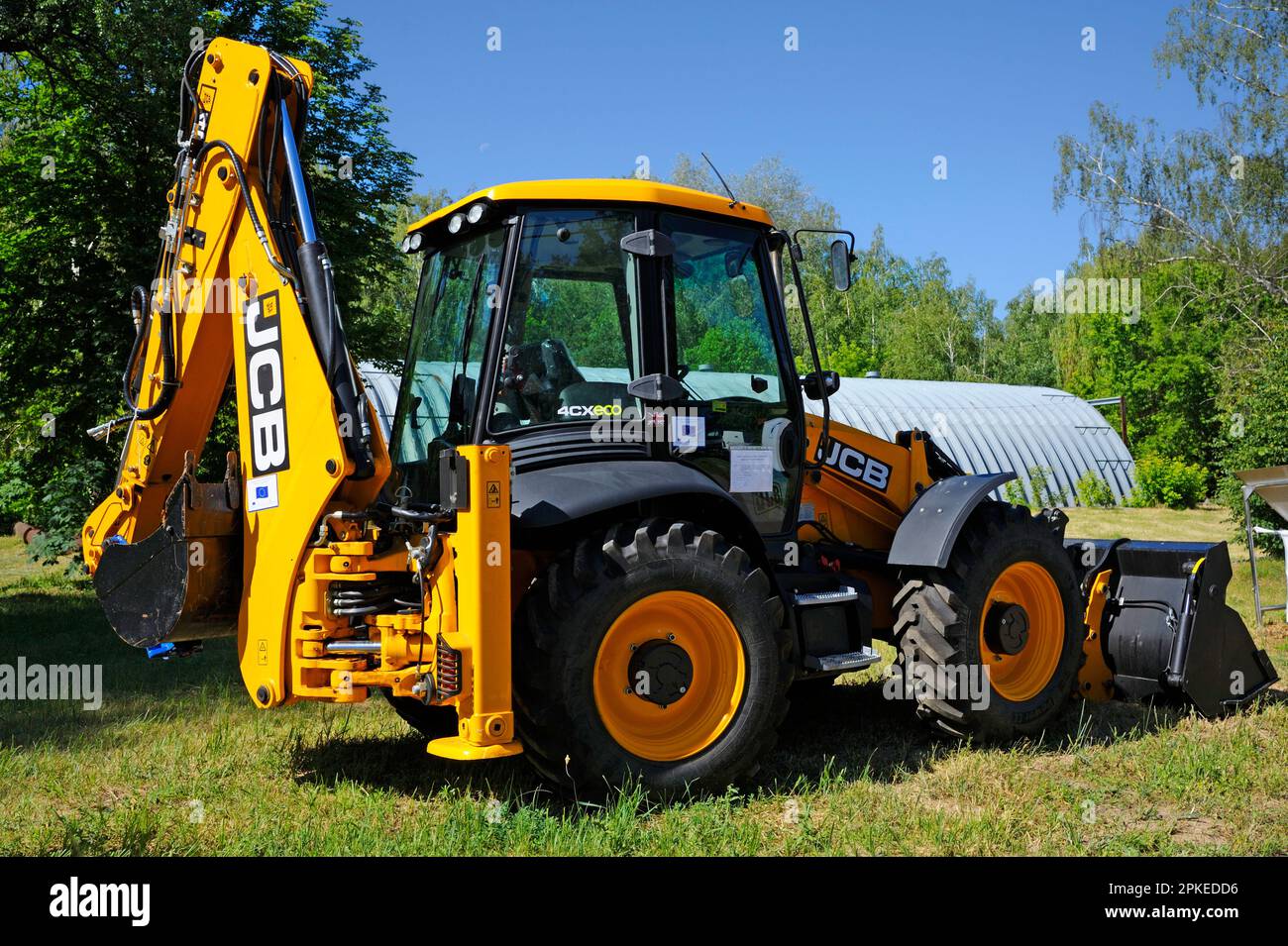 Baggerlader JCB parkt auf dem Hof, wird zum Verladen radioaktiver Abfälle verwendet. 1. Oktober 2018. Staatsgesellschaft Radon. Kiew, Ukraine Stockfoto