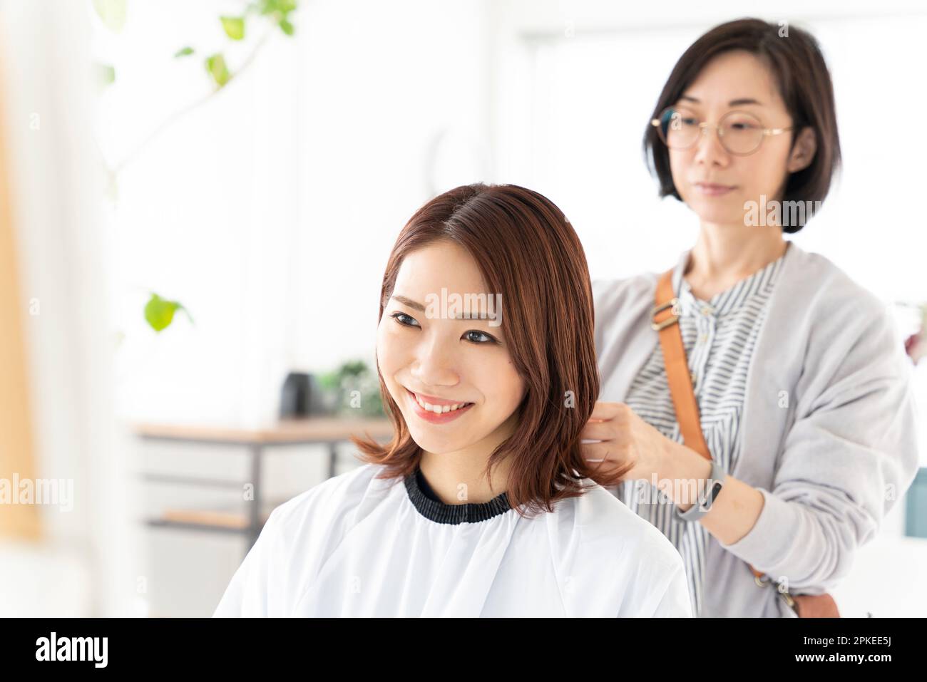 Eine Frau schneidet sich die Haare in einem Friseursalon Stockfoto