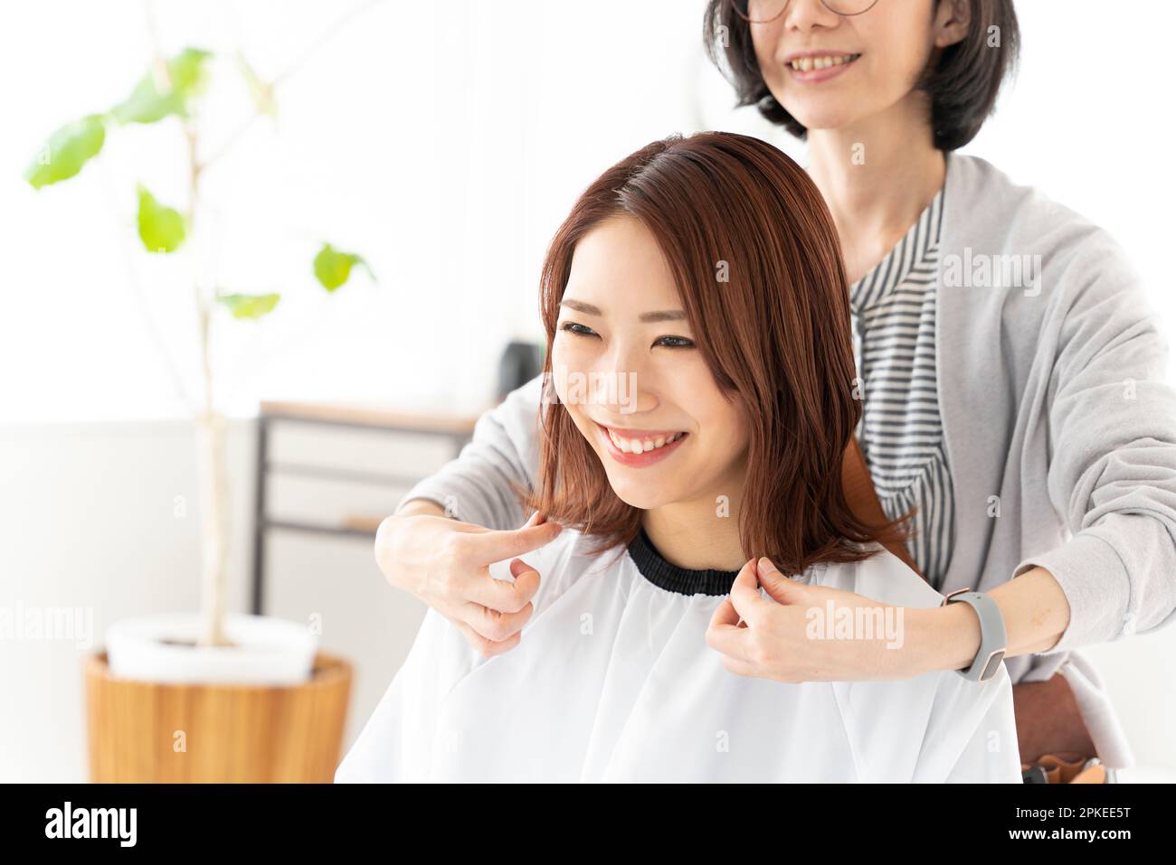 Eine Frau, die in einem Friseursalon serviert wird Stockfoto