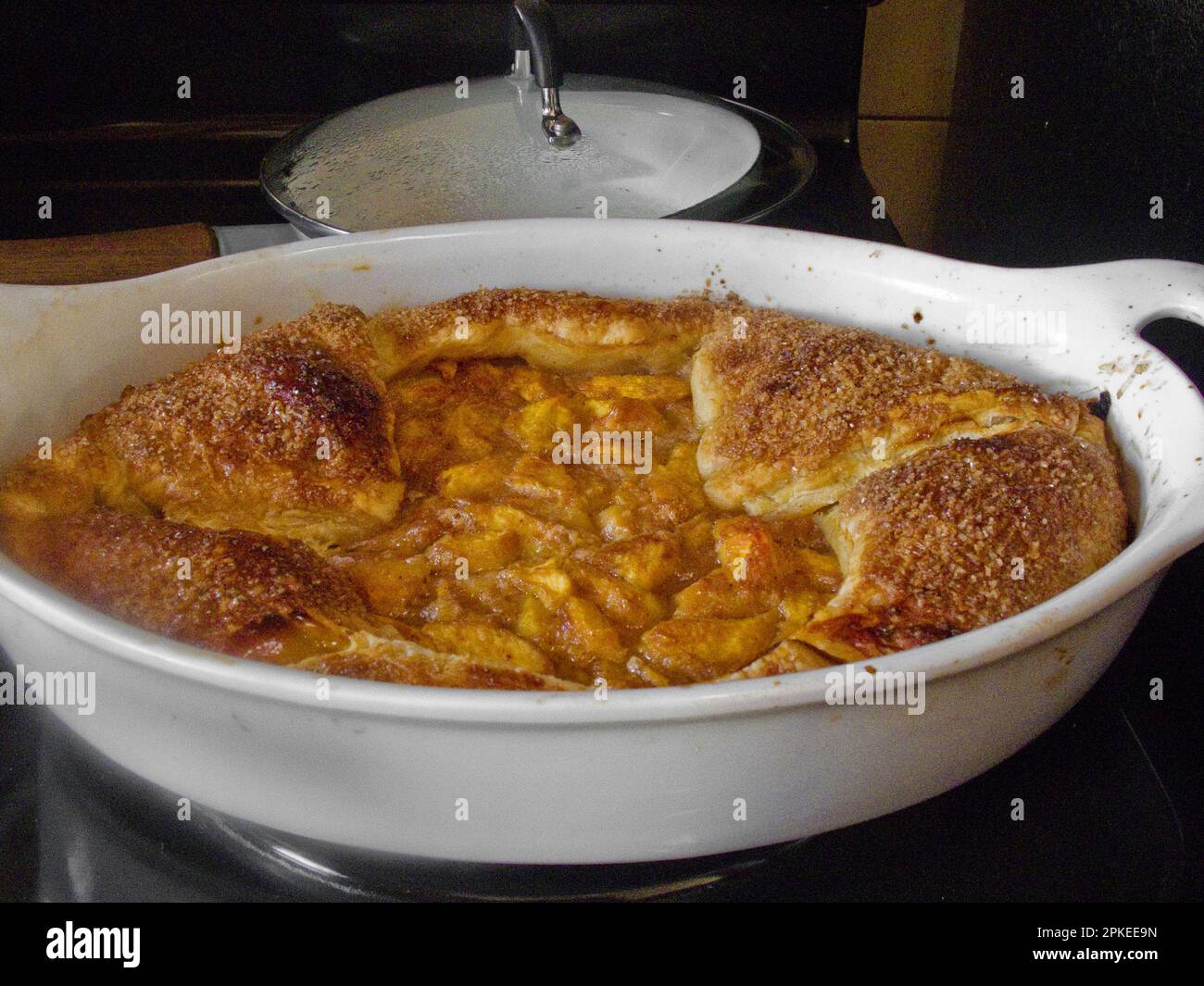 Pfirsichkuchen in Katherines Küche, Worcester, MA, USA Stockfoto
