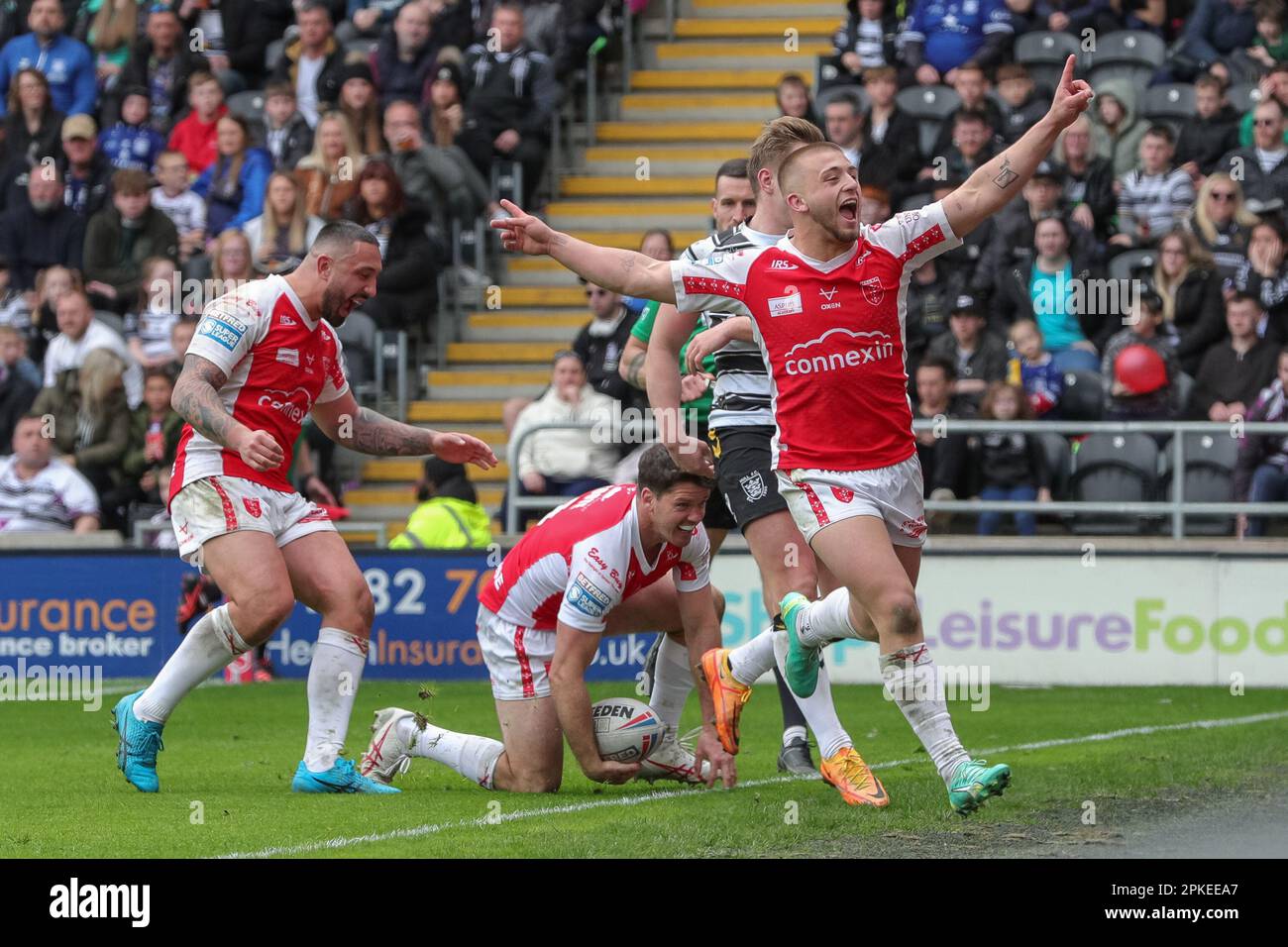 Mikey Lewis #20 von Hull KR führt die Feiern an, während Lachlan Coote versucht, in der zweiten Hälfte des Spiels der Betfred Super League Round 8 Hull FC gegen Hull KR im MKM Stadium, Hull, Großbritannien, am 7. April 2023 0-24 Punkte zu erzielen (Foto: James Heaton/News Images) Stockfoto