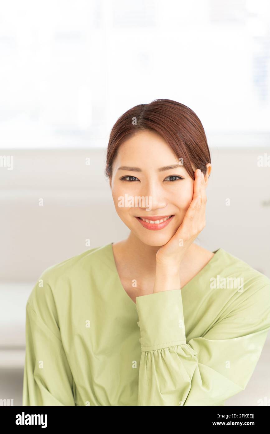 Frau mit der Hand auf die Wange Stockfoto