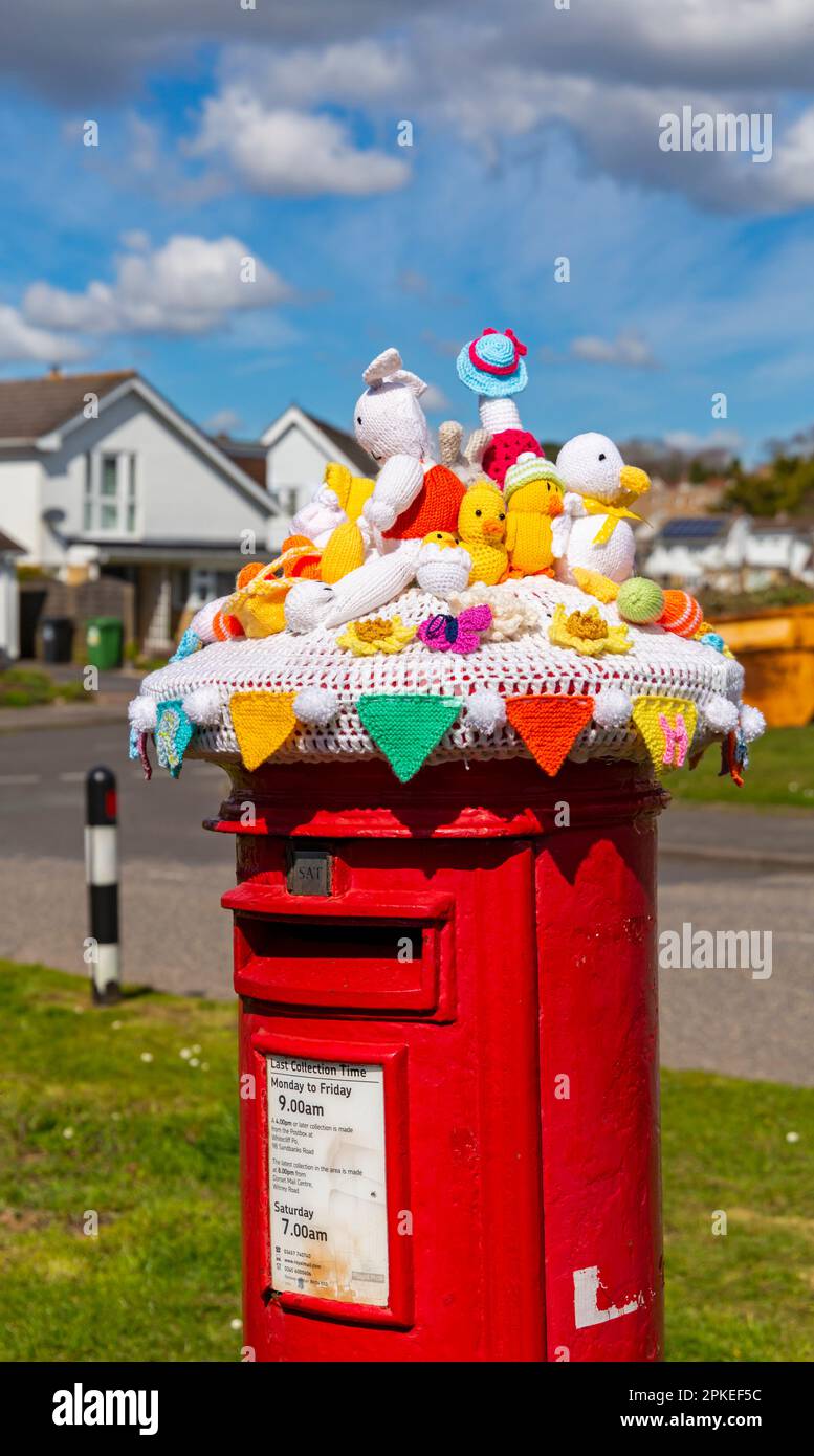 Poole, Dorset, Großbritannien. 7. April 2023. Ein gestrickter und gestrickter Briefkastenaufsatz mit Ostermotiv sorgt für Osterjubel an einem schönen, warmen Karfreitag zu Beginn des langen Osterfeierwochenendes. - Briefkastenauflage, Briefkastenauflage, Briefkastenauflage, Garnbomben, Garnbombe. Kredit: Carolyn Jenkins/Alamy Live News Stockfoto