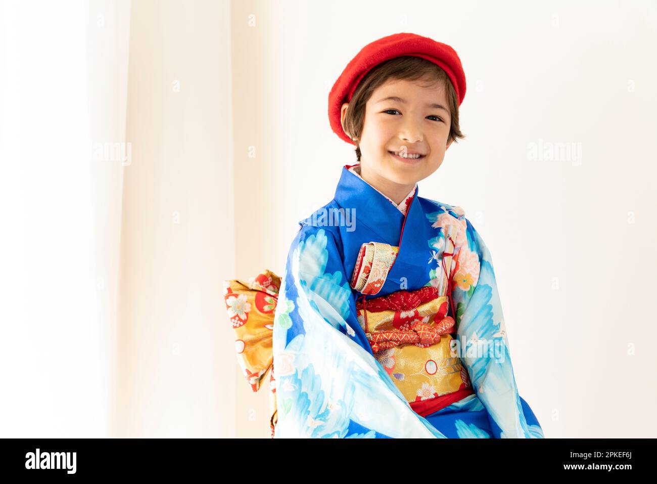 Ein Mädchen in einem Shichi-Go-San Kimono, das lacht Stockfoto