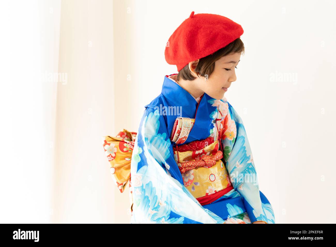 Ein Mädchen in einem Shichi-Go-San Kimono, das zur Seite schaut Stockfoto