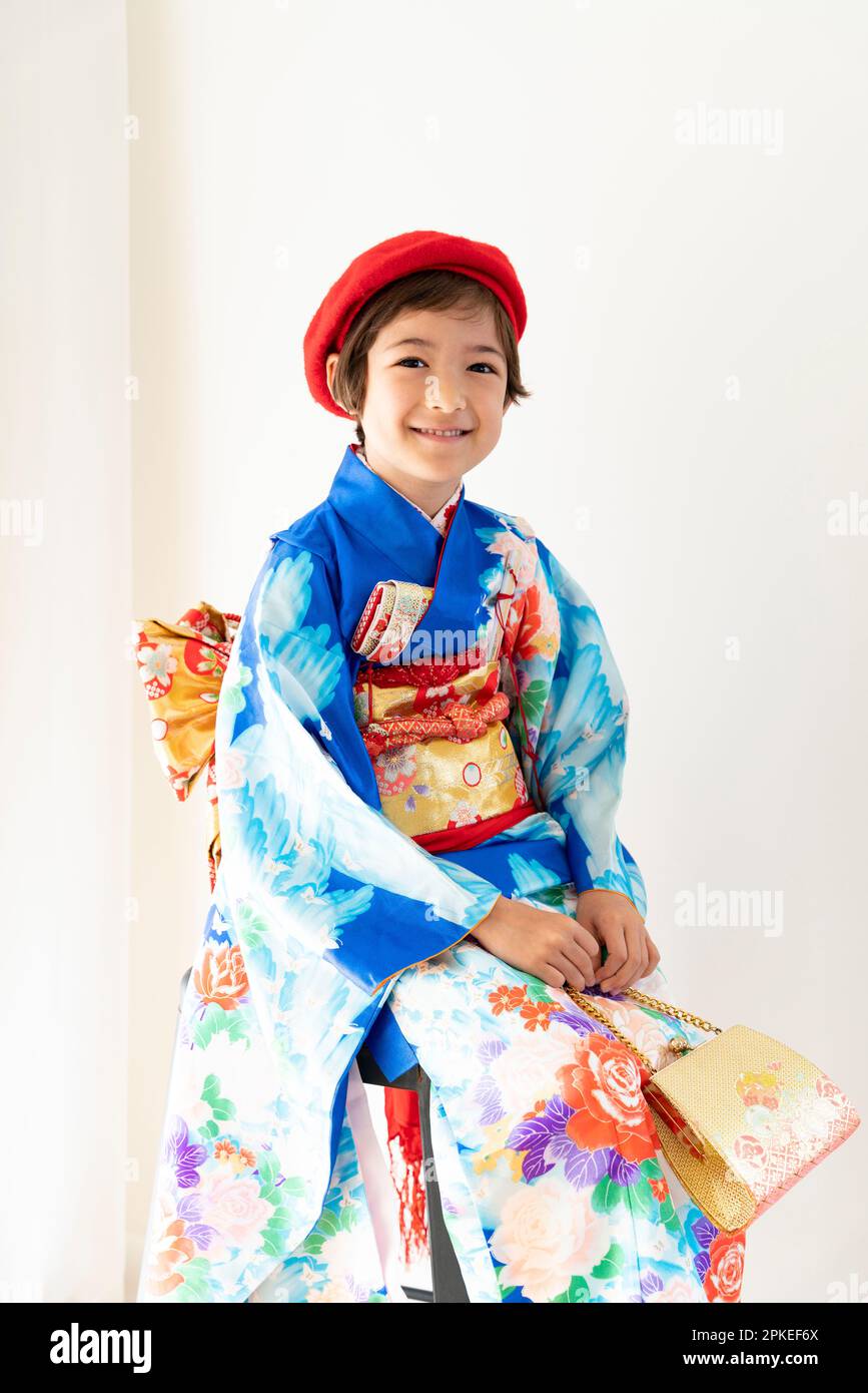 Lachendes Mädchen im Kimono Stockfoto