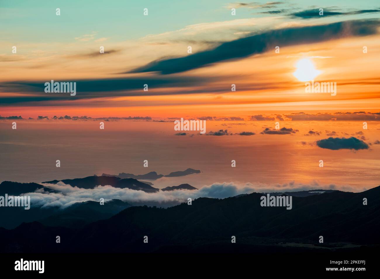 Sonnenaufgang des Pico arieiro auf Madeira, einer der wichtigsten Touristenattraktionen der Insel. Stockfoto