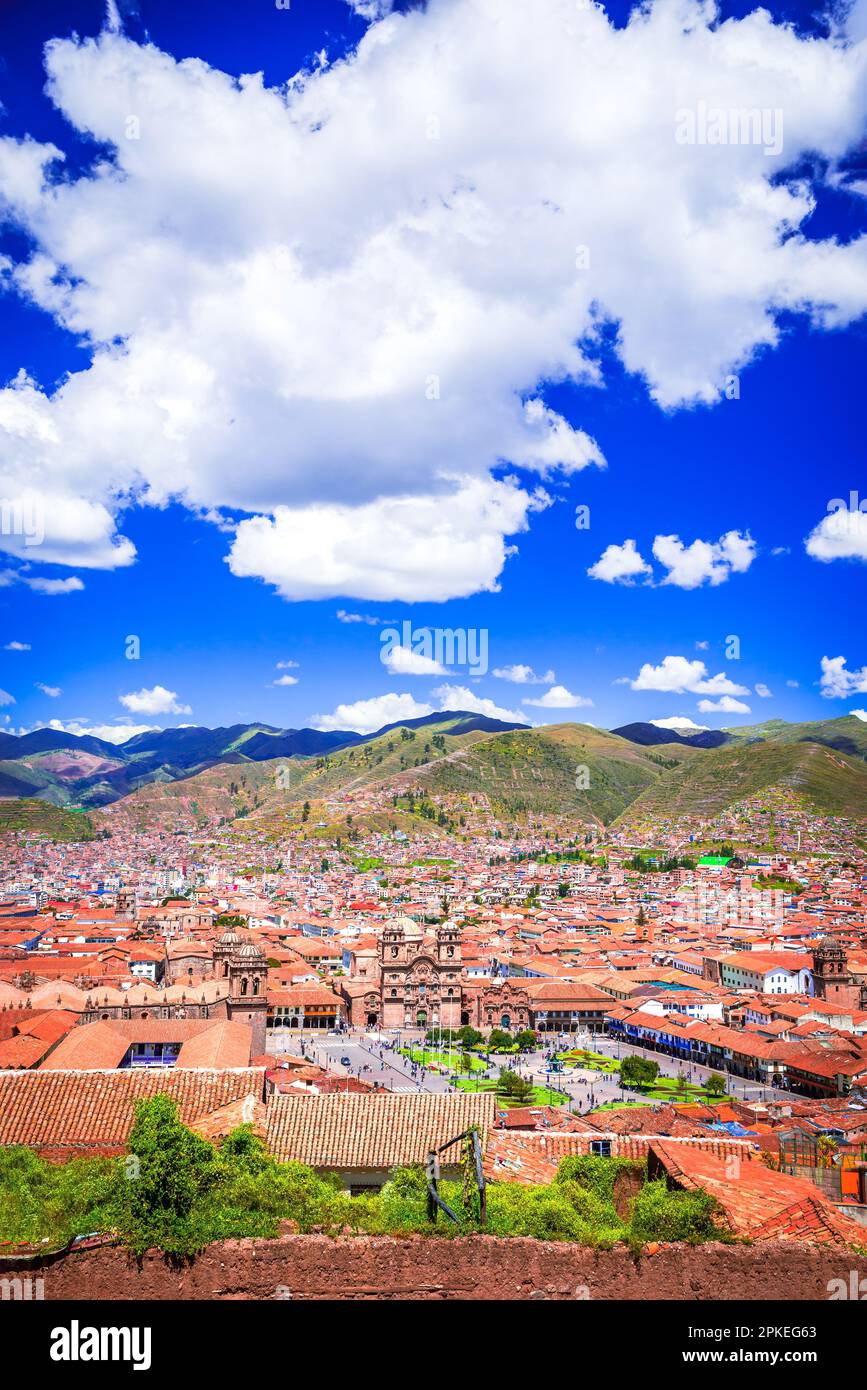 Cusco, Peru. Der Plaza de Armas ist ein historischer Marktplatz, umgeben von atemberaubender kolonialer Architektur und voller lokaler Kultur. Stockfoto
