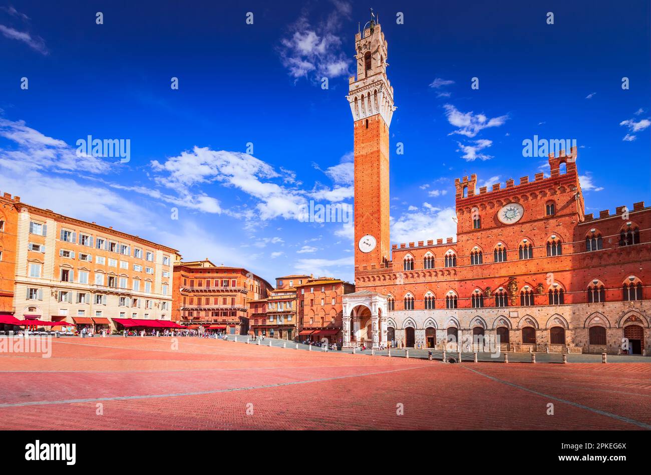 Siena, Italien. Siennas Piazza del Campo ist ein beeindruckender mittelalterlicher Platz, berühmt für seine unverwechselbare Muschelform und den imposanten Palazzo Pubblico. Tusca Stockfoto