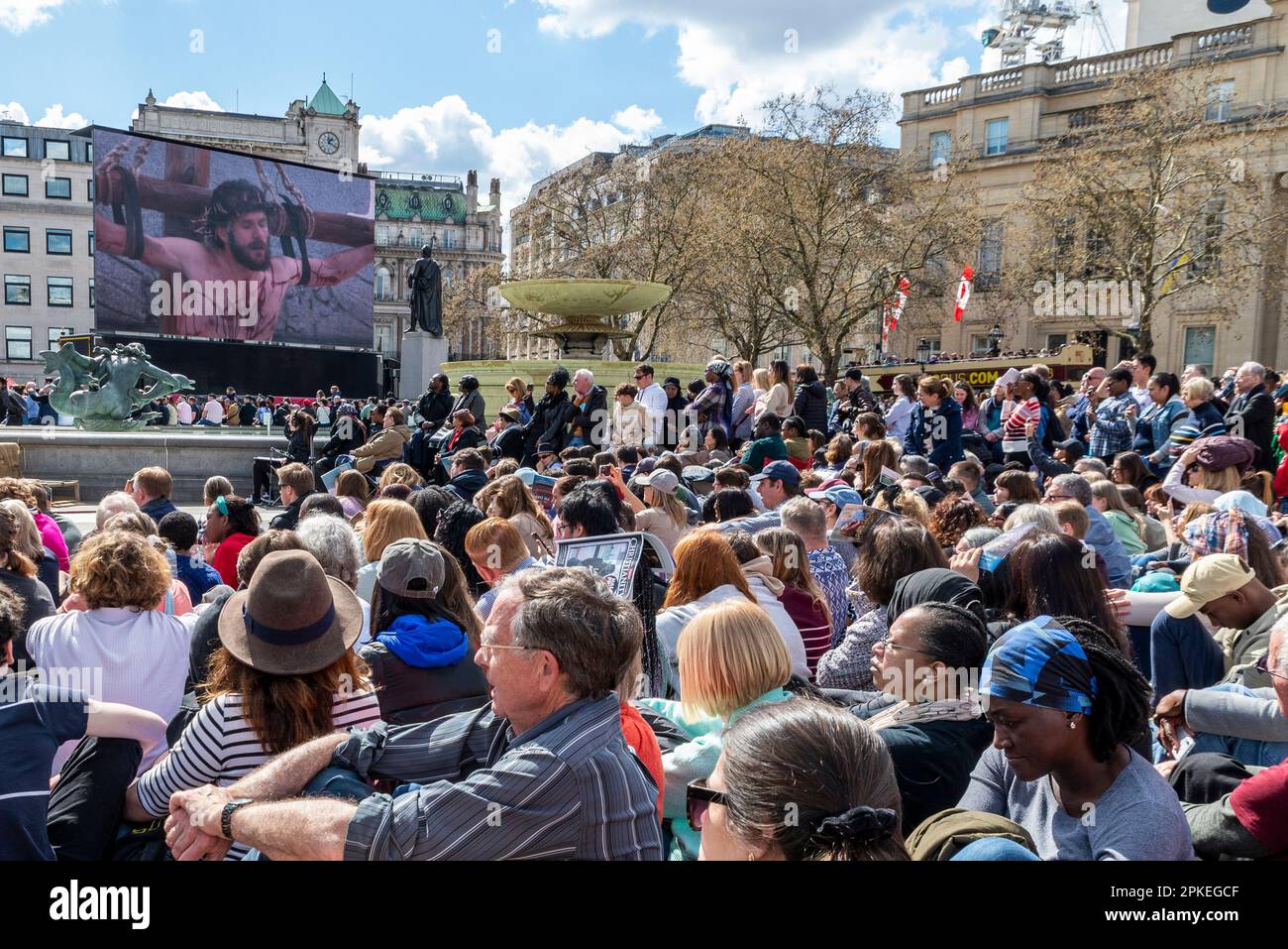 Trafalgar Square, London, Großbritannien. 7. April 2023. Am Karfreitag an Ostern präsentierte Wintershall die „Leidenschaft Jesu“, ein Stück nach der bibelgeschichte Christi durch die „Wunder“, das letzte Abendmahl, Und die Kreuzigung durch die Hände der Römer, bevor sie sich wieder erheben für die Auferstehung, alle benutzten den Trafalgar Square als Bühne für diese kostenlose öffentliche Veranstaltung. Eine große Menschenmenge in den vielen Tausenden, die auf dem Platz eingepackt sind, beobachten Christus, wie er vom Schauspieler Peter Bergin dargestellt wird, wobei das Publikum mit einer Nahaufnahme auf einer großen Leinwand zusieht Stockfoto