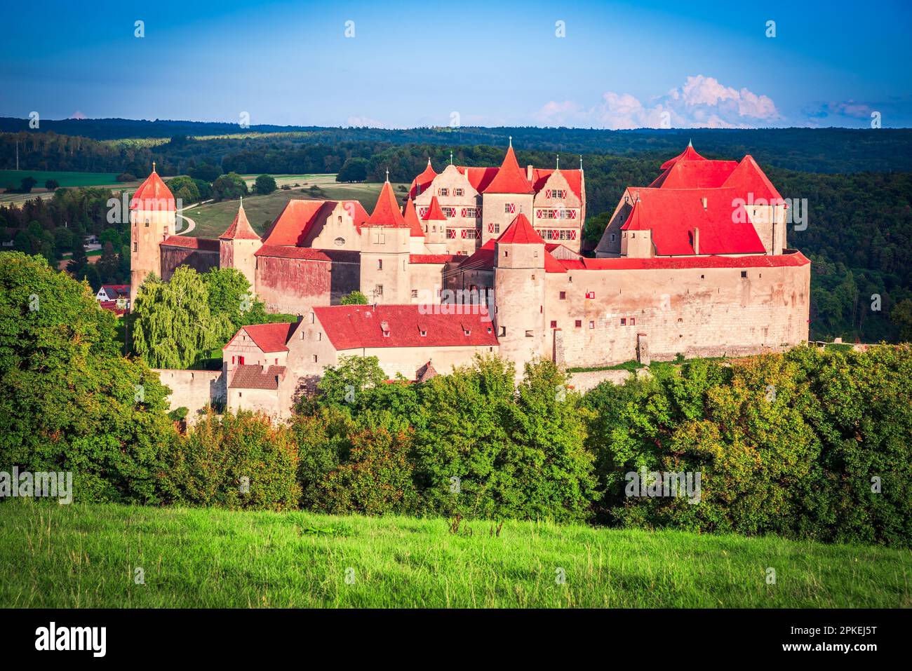 Harburg, Deutschland. Blick auf den Sonnenuntergang mit einem kleinen, charmanten Dorf und Schloss, romantische Straße, malerische Route, historisches Schwäbien. Ländliche Landschaft am Wornitz River. Stockfoto