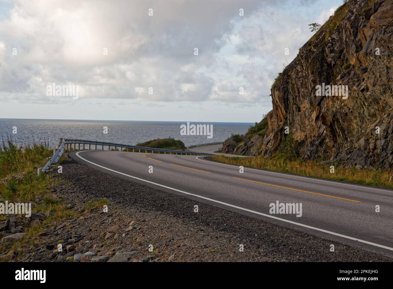 Eine leere, kurvige Küstenstraße auf der Insel Moskenesøya, Lofoten, Norwegen Stockfoto