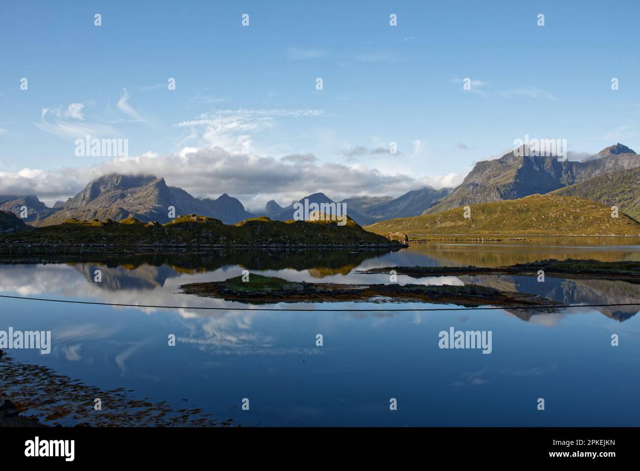 Die Fjorde der Insel Flakstadøya, Lofoten, Norwegen Stockfoto