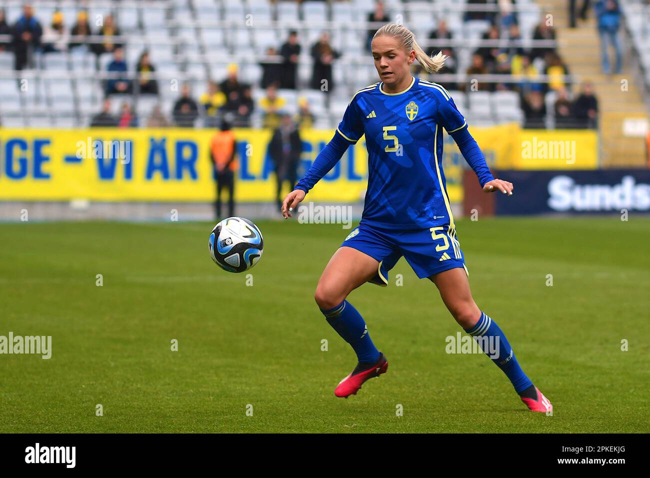 Malmö, Schweden. 07. April 2023. Eleda Stadion, Malmo, Schweden, April7. 2023: Hanna Lundkvist (5 Schweden) in dem Freundschaftsspiel zwischen Schweden und Dänemark am 7. 2023. April im Eleda Stadion in Malmo, Schweden (Peter Sonander/SPP) Guthaben: SPP Sport Press Photo. Alamy Live News Stockfoto