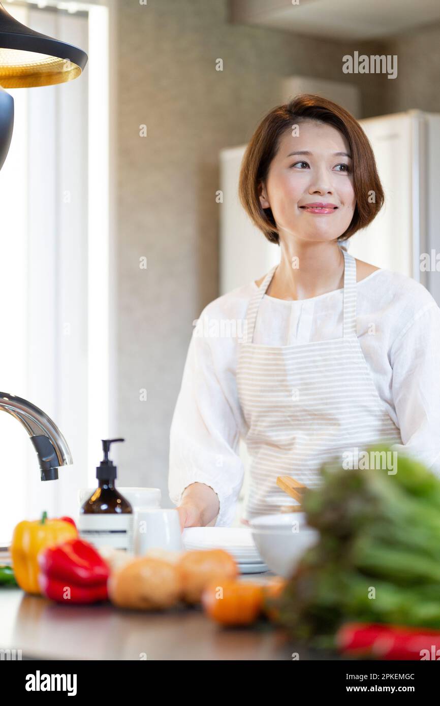 Frau in der Küche Stand Stockfoto