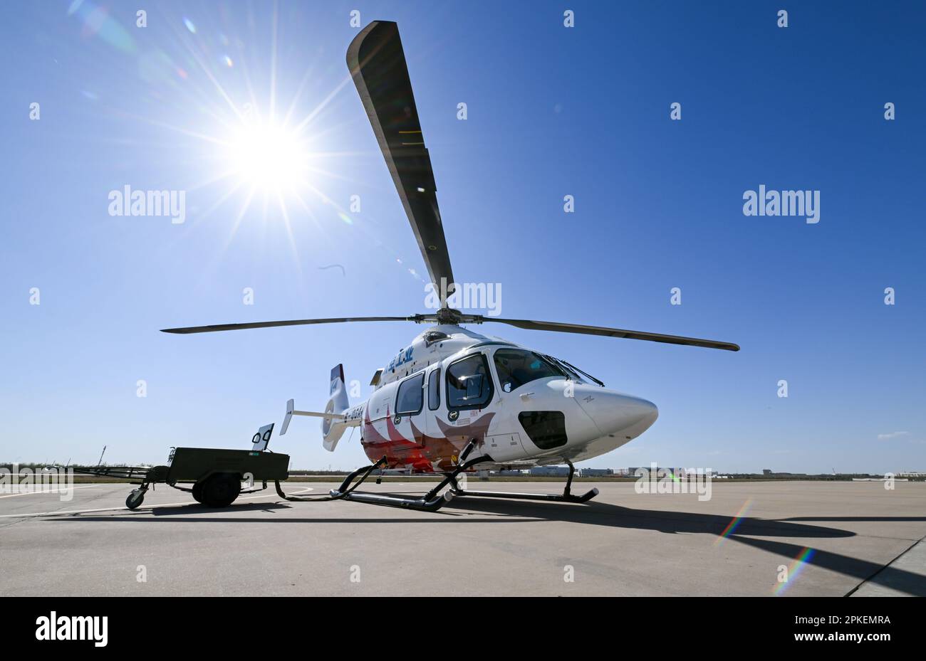 (230407) -- TIANJIN, 7. April 2023 (Xinhua) -- auf dem Vorfeld der Aviation Industry Corporation of China (AVIC) Tianjin Helicopter Co., Ltd in Nordchina, Tianjin, 7. April 2023, ist ein ziviler AC332-Hubschrauber mit zwei Triebwerken zu sehen. Der zivile Hubschrauber AC332 mit zwei Triebwerken führte am Freitag seinen ersten Staatsflug hier erfolgreich durch und kündigte seinen Entwickler, die AVIC, an. Der 4-Tonnen-Mehrzweckhubschrauber erhielt am selben Tag seine ersten 24 Bestellungen von seinen Startbetreibern, so AVIC, dem führenden Planemaker des Landes. Der Hubschrauber hat ein maximales Startgewicht von 3.850 kg A. Stockfoto