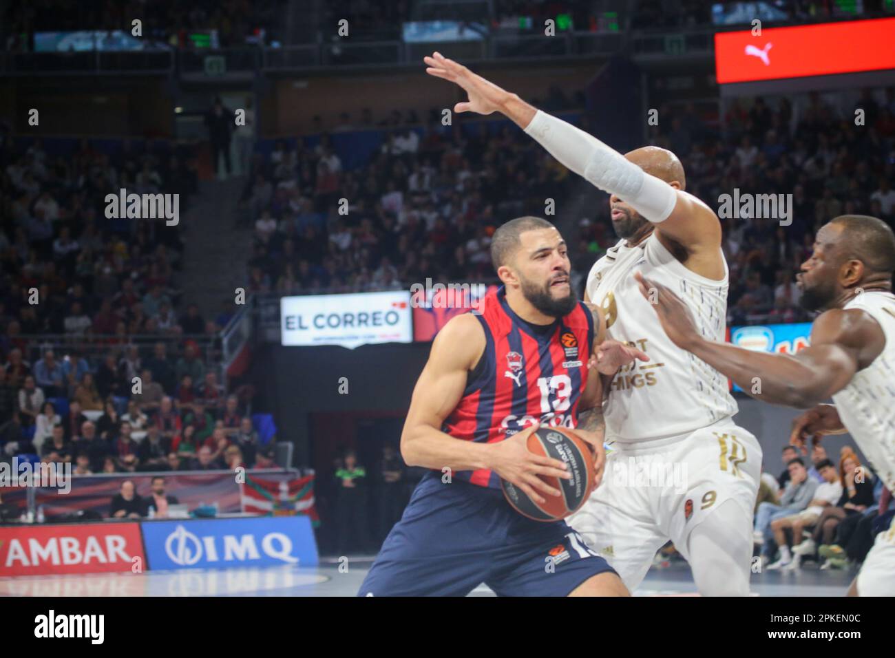 Vitoria-Gasteiz, Spanien. 06. April 2023. Der Spieler von Cazoo Baskonia Vitoria-Gasteiz, Darius Thompson (13), dringt in der 33. Runde der regulären Liga der Turkish Airlines EuroLeague 2022 -23 zwischen Cazoo Baskonia Vitoria-Gasteiz und LDLC ASVEL Villeurbanne am 06. April 2023 in der Buesa Arena in Vitoria vor der Verteidigung von Alex Tyus (9) ein. Spanien. (Foto: Alberto Brevers/Pacific Press) Kredit: Pacific Press Media Production Corp./Alamy Live News Stockfoto