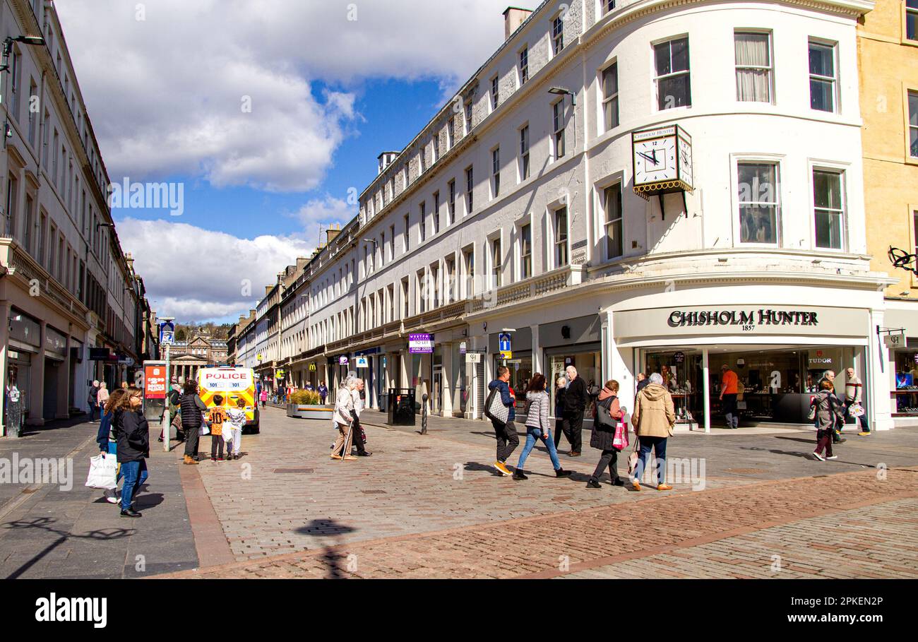 Dundee, Tayside, Schottland, Großbritannien. 7. April 2023. Wetter im Vereinigten Königreich: Während der Osterfreitagsferien erreichten die Temperaturen im Nordosten Schottlands etwa 14 °C. Die warme April-Sonne zieht modische Leute an, um den Tag im Stadtzentrum von Dundee zu verbringen und dabei das schöne Frühlingswetter bei ihren täglichen Aktivitäten zu nutzen. Kredit: Dundee Photographics/Alamy Live News Stockfoto