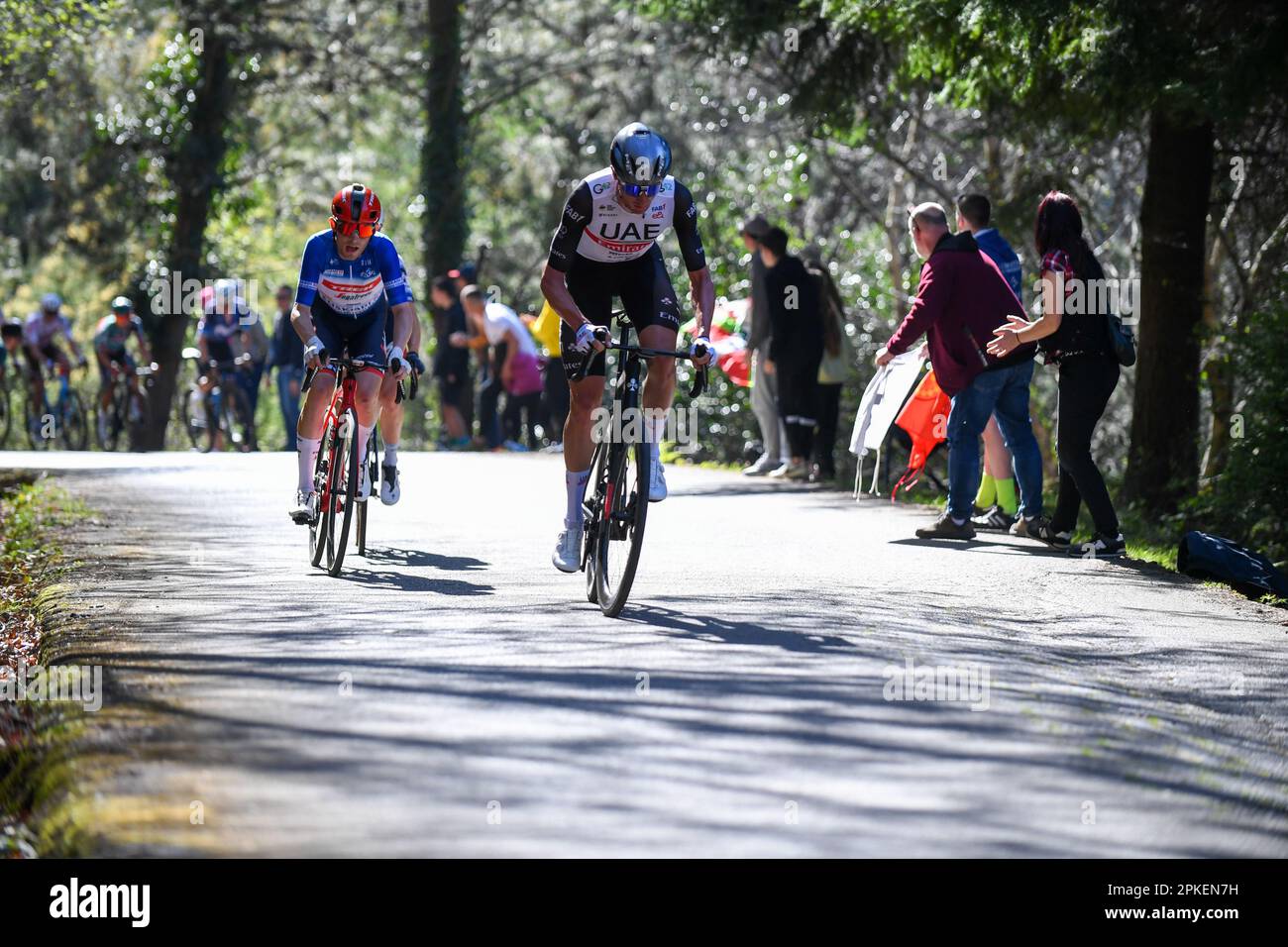 La Asturiana, Spanien. 06. April 2023. La Asturiana, Spanien, 06. April 2023: Team Emirates Rider Brandon McNulty zusammen mit Mattias Skjelmose (Trek-Segafredo) während der 4. Etappe des Baskenlandes Itzulia 2023 zwischen Santurtzi und Santurtzi am 06. April 2023 in La Asturiana, Spanien. (Foto: Alberto Brevers/Pacific Press) Kredit: Pacific Press Media Production Corp./Alamy Live News Stockfoto