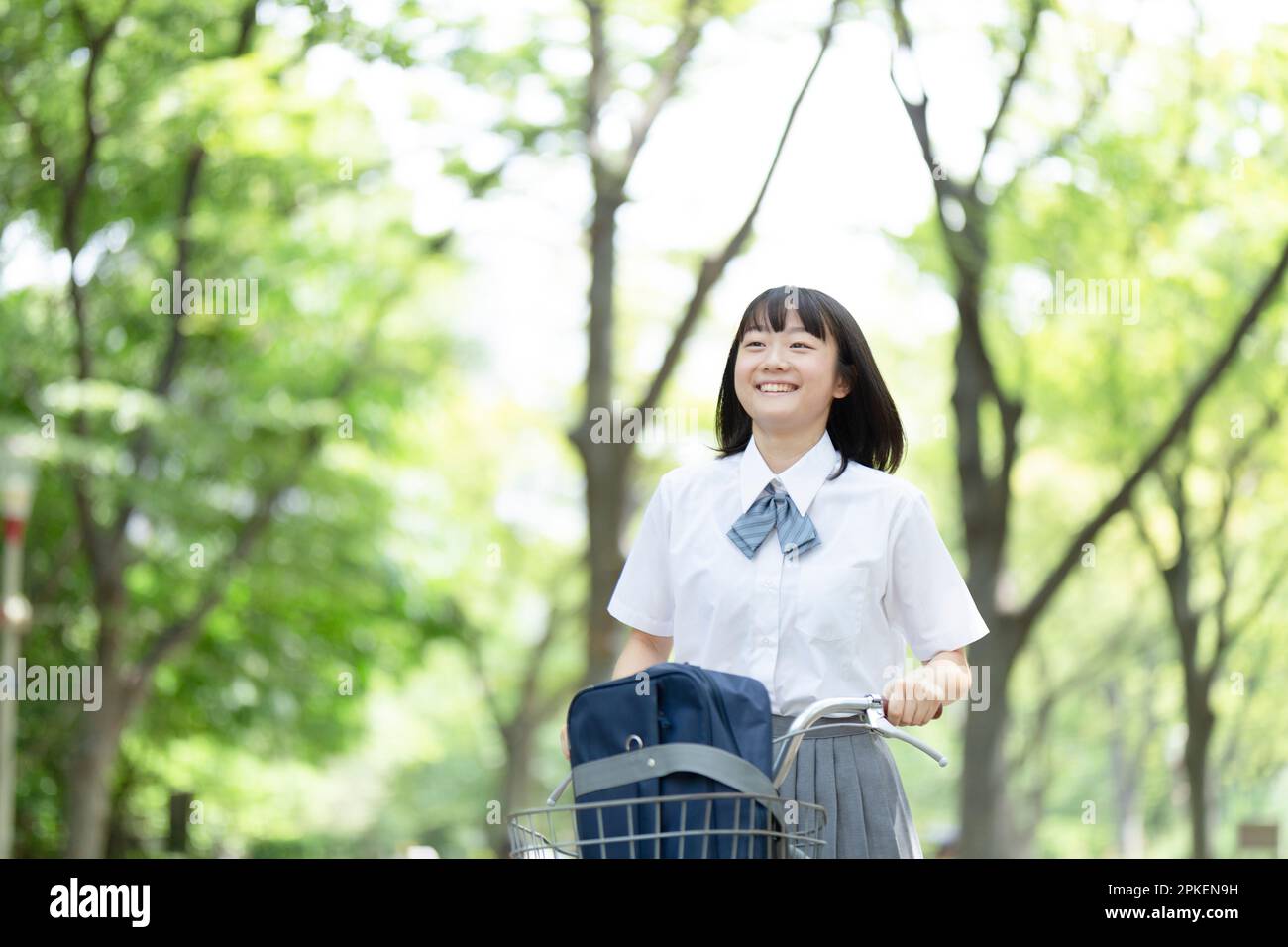 High School Girl fährt Fahrrad Stockfoto