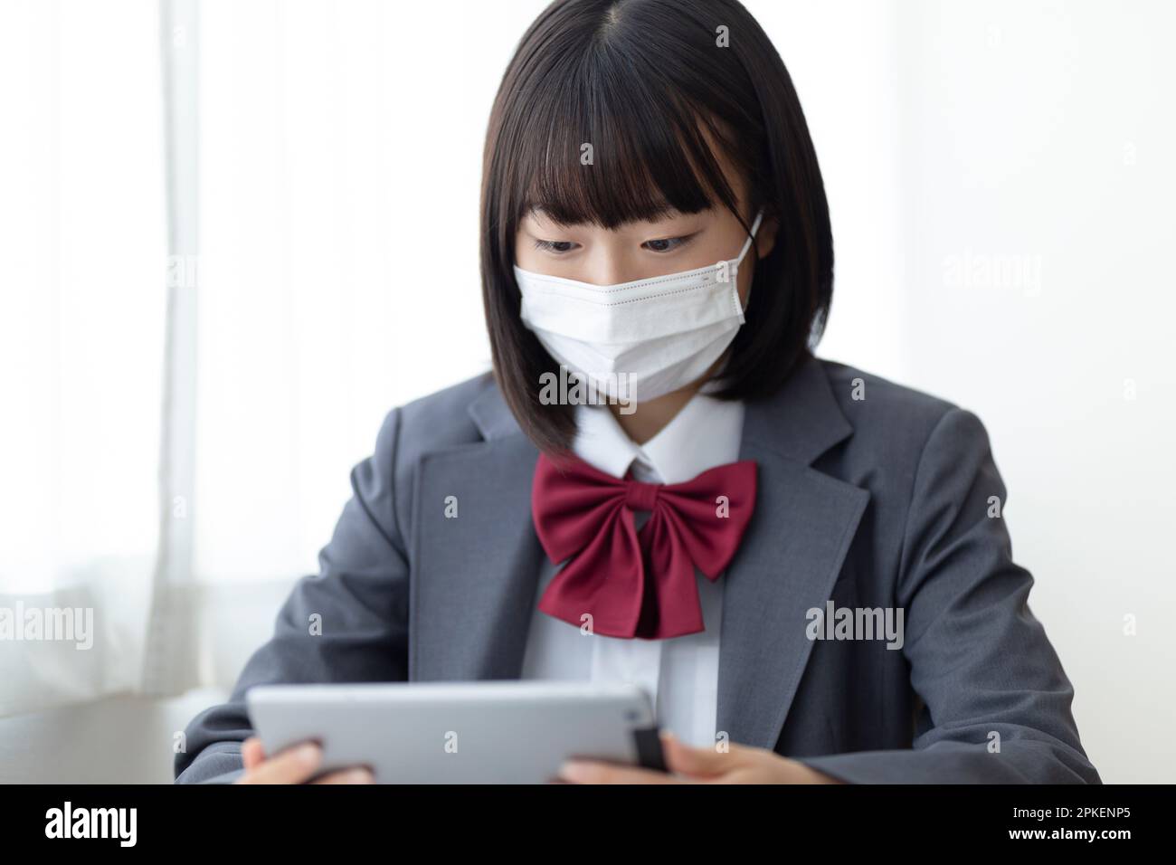 Highschool-Mädchen tragen Masken im Unterricht Stockfoto