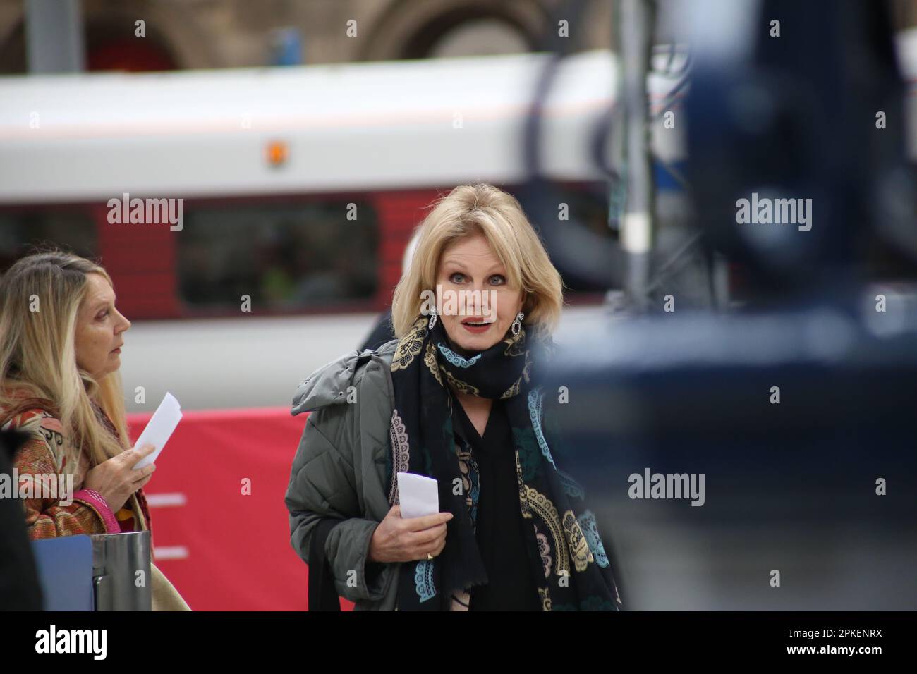 Newcastle upon Tyne, 7. April 2023, Dame Joanna Lumley gesehen am Bahnhof Newcastle, britische Schauspielerin, Moderatorin, ehemaliges Modell, Autorin. Dame Joanna, bekannt für ihre TV-Rollen als Patsy Stone in der "Absolute Fabulous", Purdey The New Avengers und Sapphire & Steel besuchten Gateshead bei Newcastle upon Tyne für eine exklusive Frage zu ihrem Leben und ihrer Karriere und redeten über ihr Buch „A Queen for All Seasons“ bei der Eröffnung des britischen Möbelhändlers Barker and Stonehouse eröffnet seinen neuen Flagship Store in Gateshead, Kredit: DEW/Alamy Live News Stockfoto