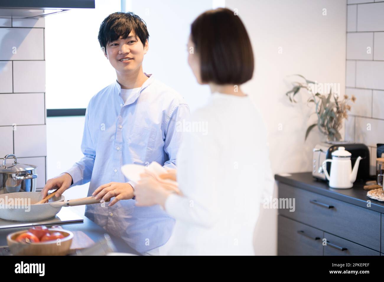 Männer und Frauen in der Küche Stockfoto