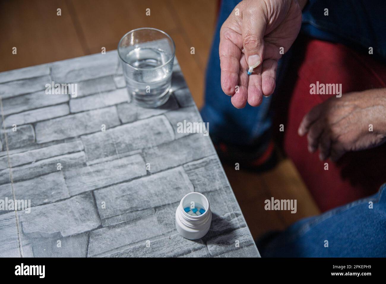 Medicine at home person Fotos und Bildmaterial in hoher Auflösung Alamy