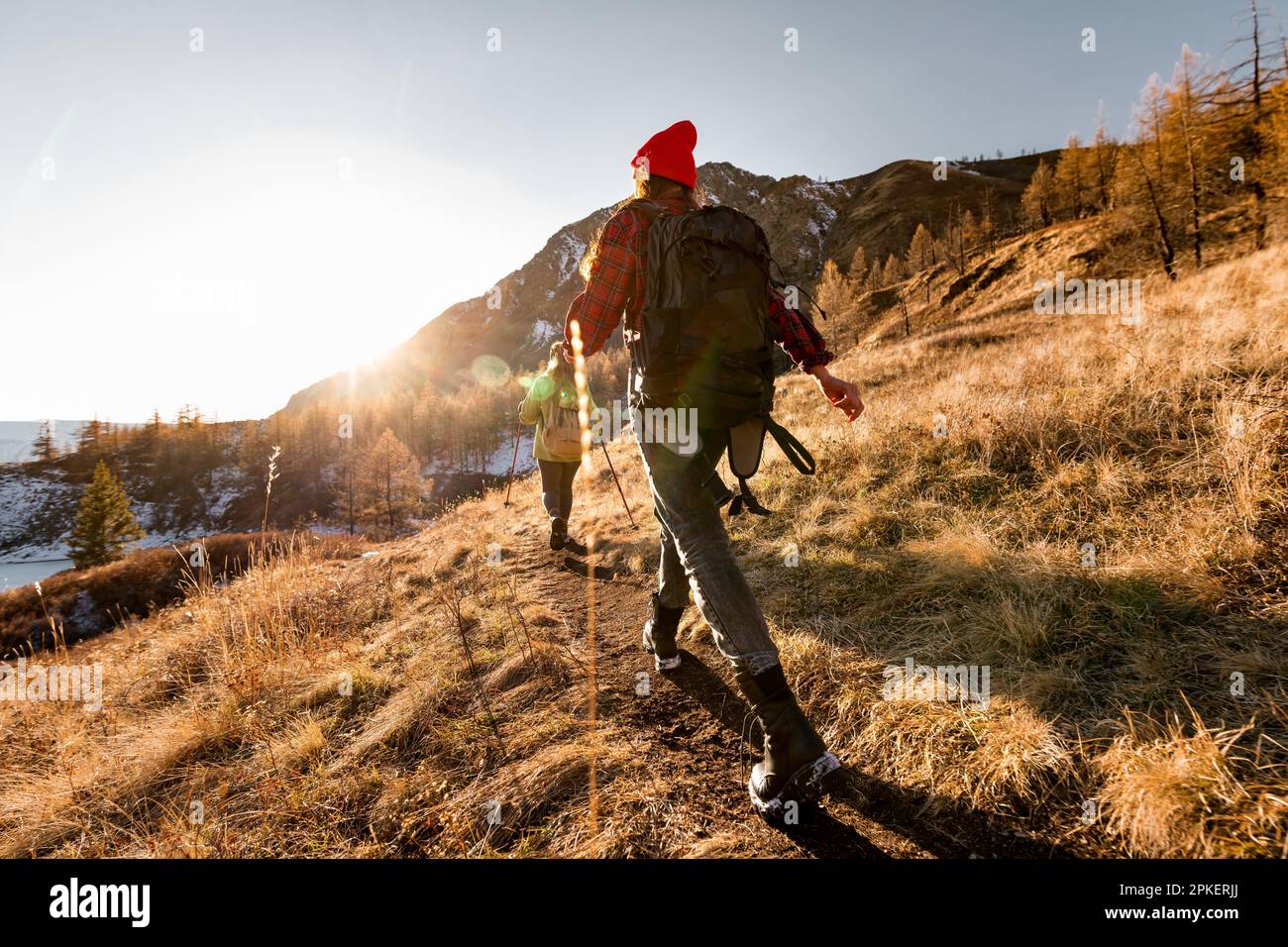 Zwei Wanderungen mit Rucksäcken in den Bergen. Wanderkonzept Stockfoto