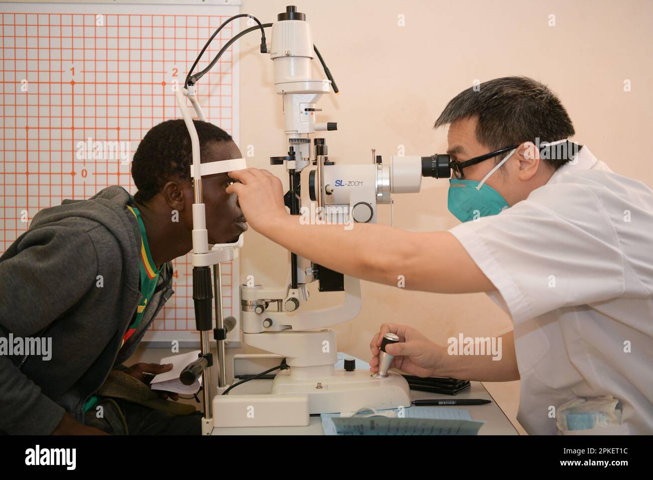 Dakar. 31. März 2023. Das chinesische medizinische Team-Mitglied Yan Duan arbeitet am 21. März 2023 im Kinderkrankenhaus Diamniadio in Dakar, Senegal. Das 19. Chinesische Ärzteteam, das nach Senegal entsandt wurde, bietet seit November 2021 medizinische Dienstleistungen im Kinderkrankenhaus von Diamniadio an. Bis zum 31. März 2023 hatte das medizinische Team 7.058 ambulante Leistungen erbracht, 3.150 Operationen und 1.039 Narkosefälle abgeschlossen. Kredit: Han Xu/Xinhua/Alamy Live News Stockfoto