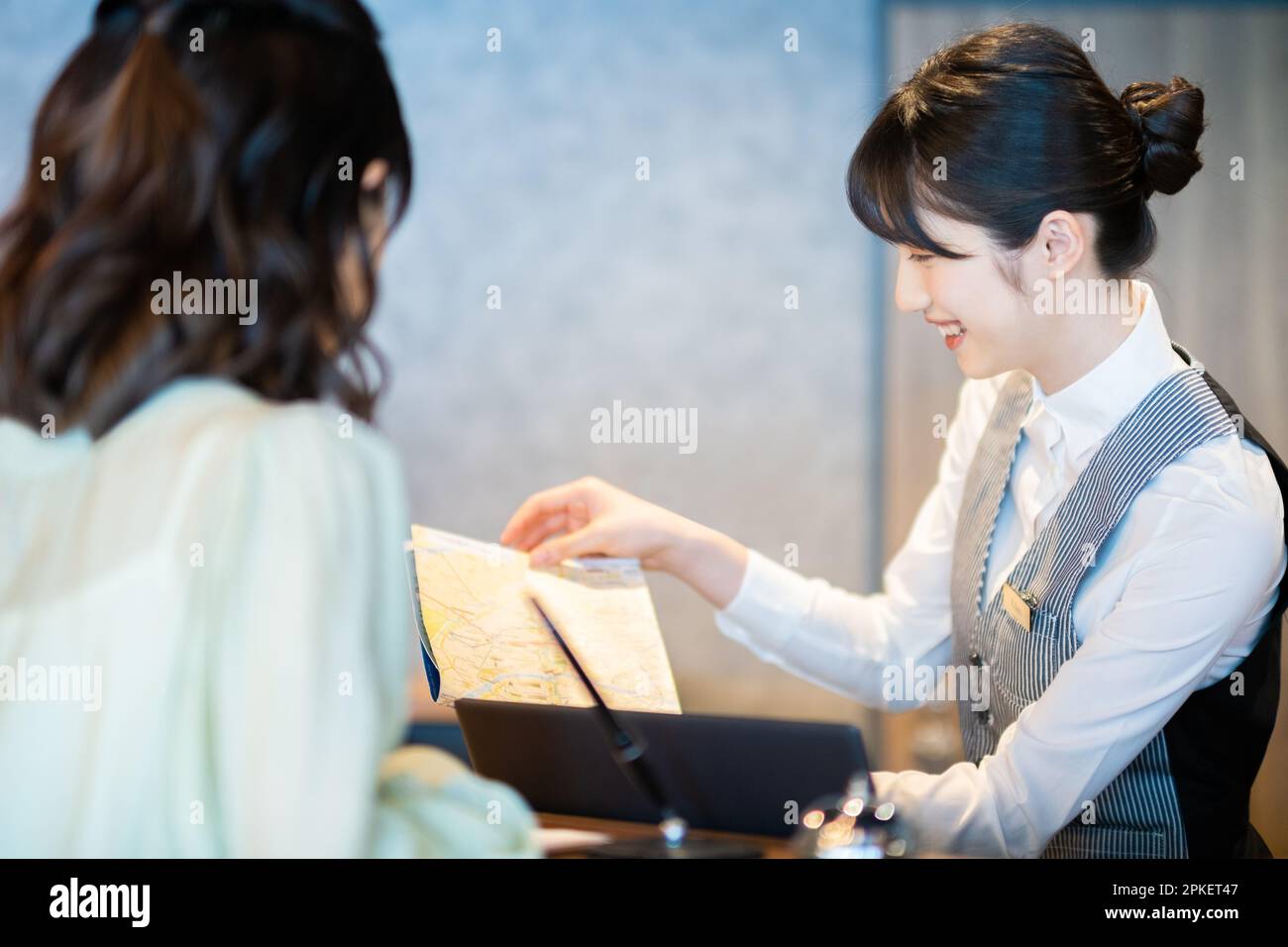 Check-in-Schalter im Hotel Stockfoto