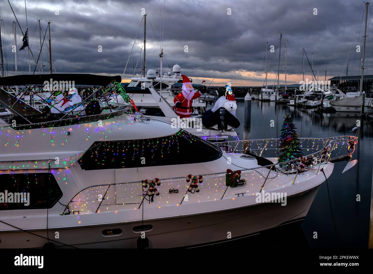 WA24158-00....WASHINGTON - Boote mit Weihnachtslichtern im Hafen von Edmonds entlang des Puget Sound. Stockfoto