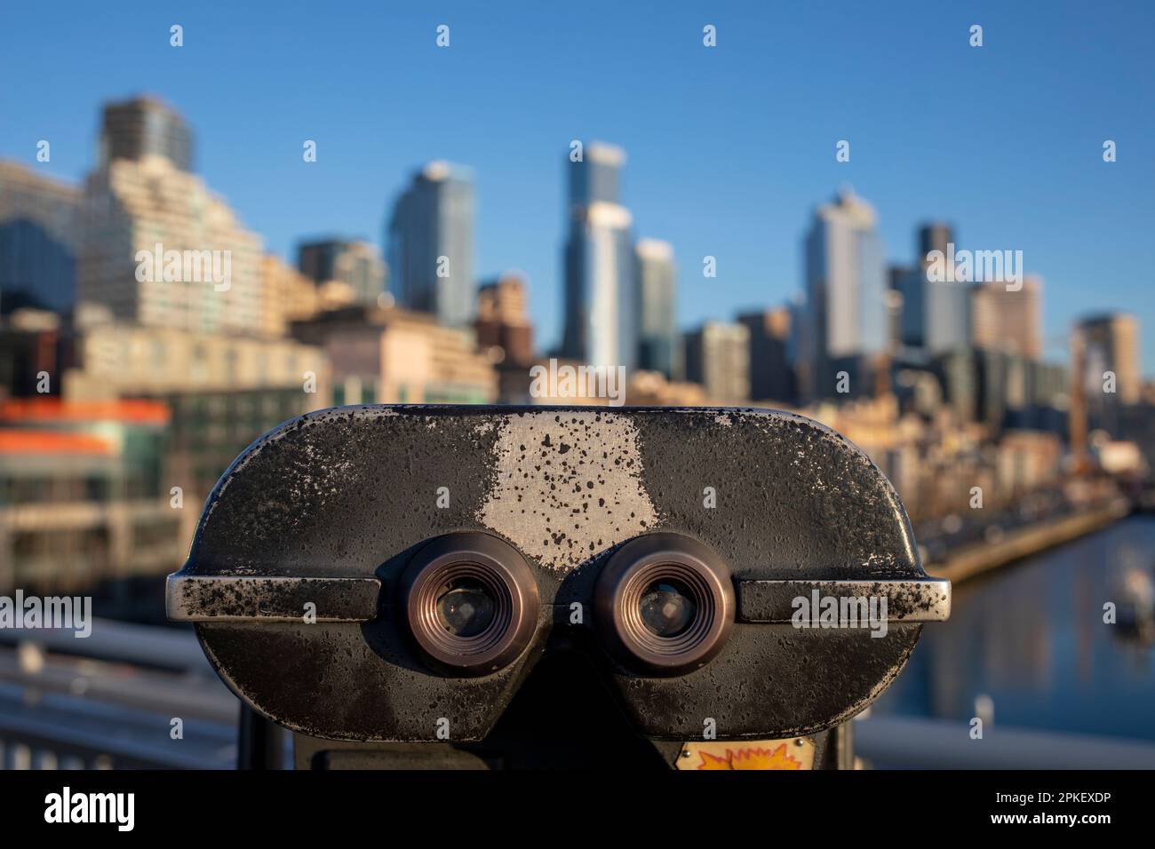 WA24165-00....WASHINGTON - Betrachter mit unscharfer Stadt am Seattles Pier 66. Stockfoto