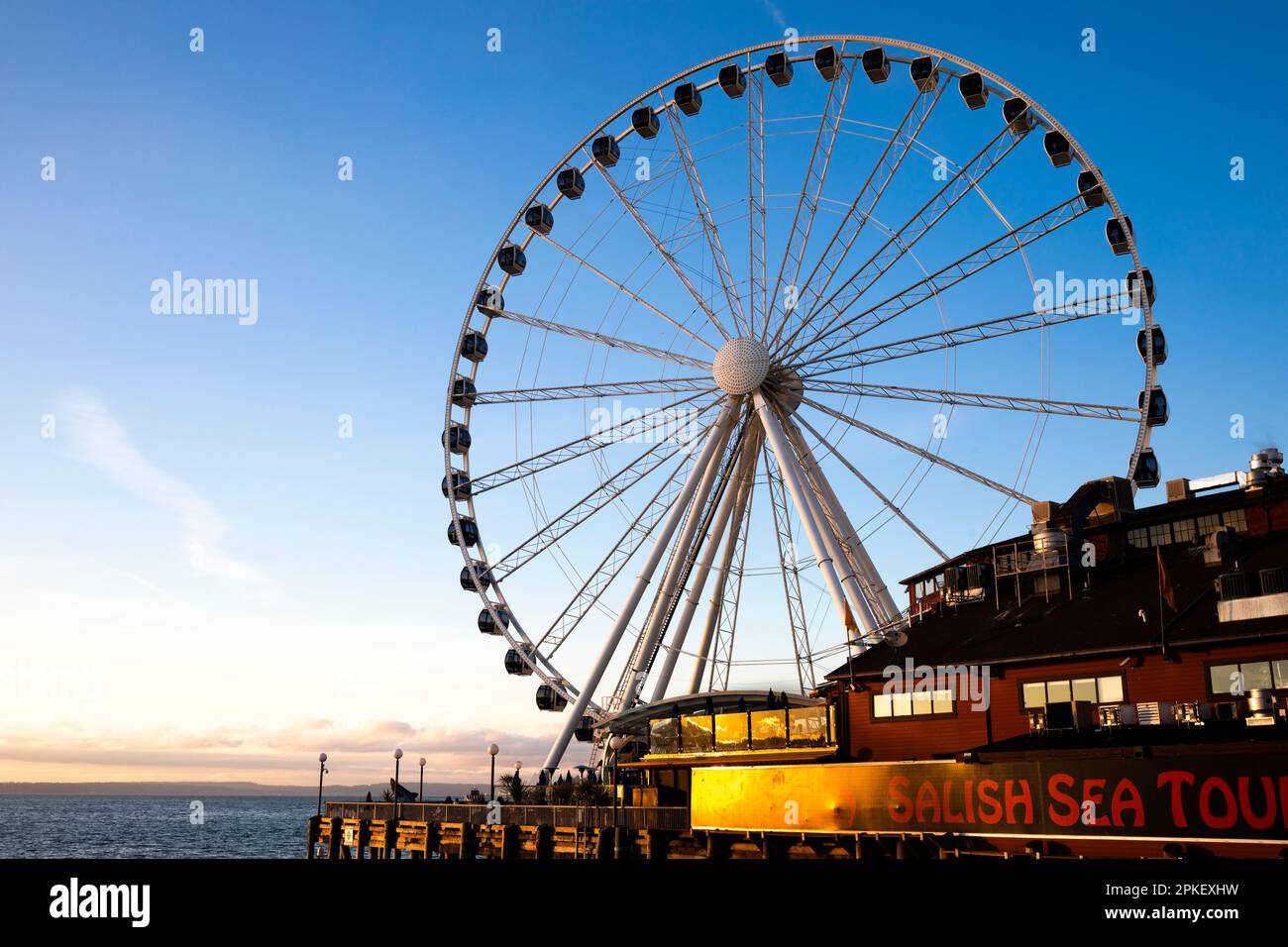 WA24166-00....WASHINGTON - Seattles Riesenrad am Rande des Puget Sound. Pier 57, Miners Landing. Stockfoto