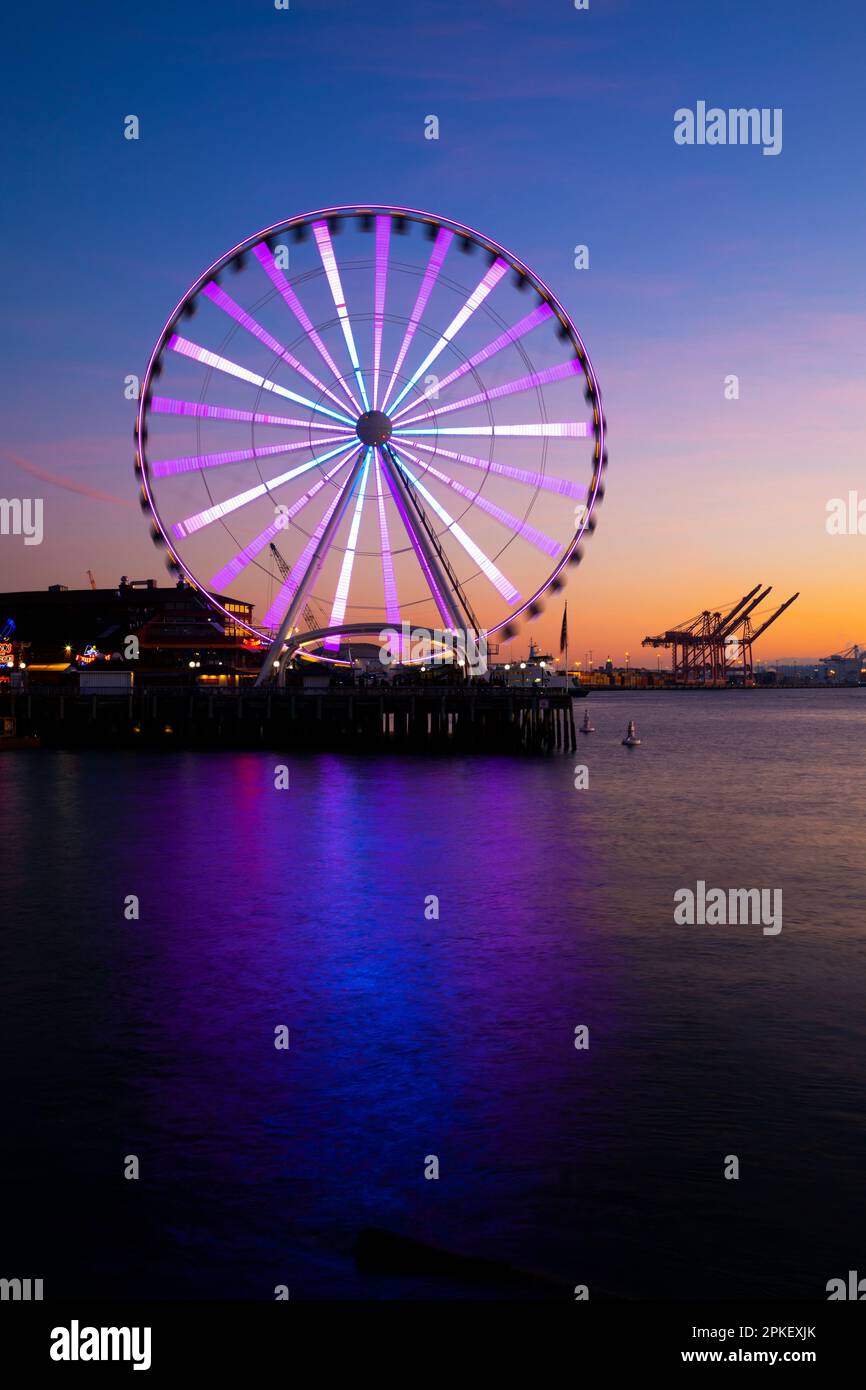 WA24167-00....WASHINGTON - Seattles Riesenrad am Rande des Puget Sound. Pier 57, Miners Landing. Stockfoto