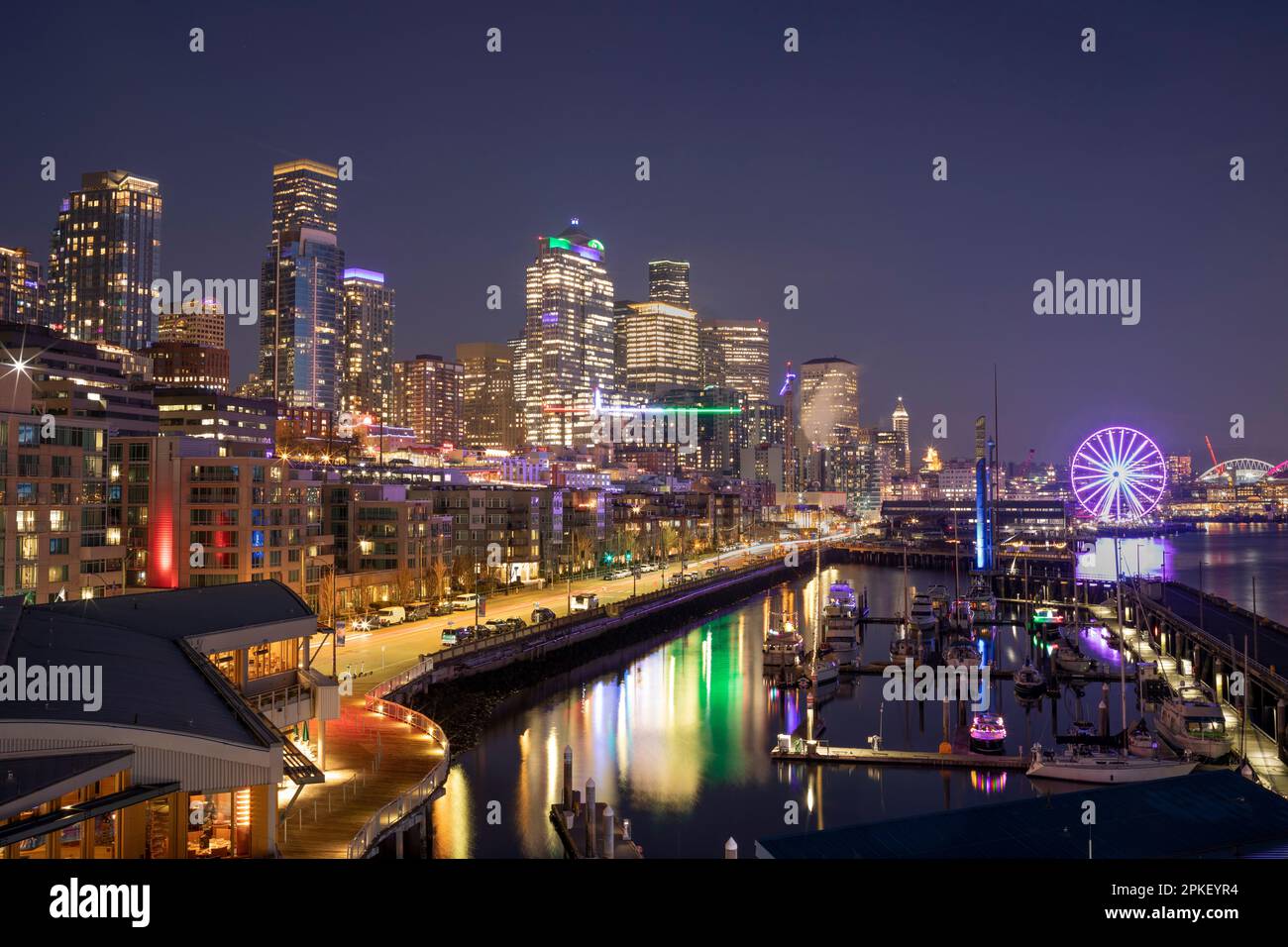 WA24171-00....WASHINGTON - Seattles Ufer und Skyline vom Pier 66 aus gesehen. Stockfoto
