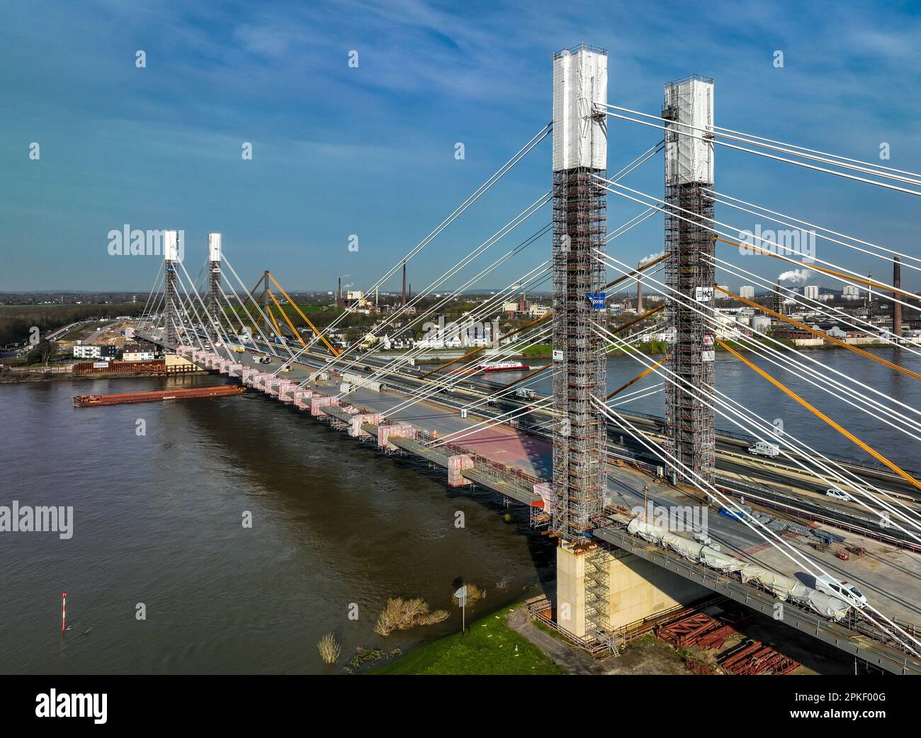 Duisburg, Nordrhein-Westfalen, Deutschland - Baustelle Neuenkamp Rheinbrücke, Neubau der Autobahn A40, neue Brücke, neue Brücke vor an Stockfoto