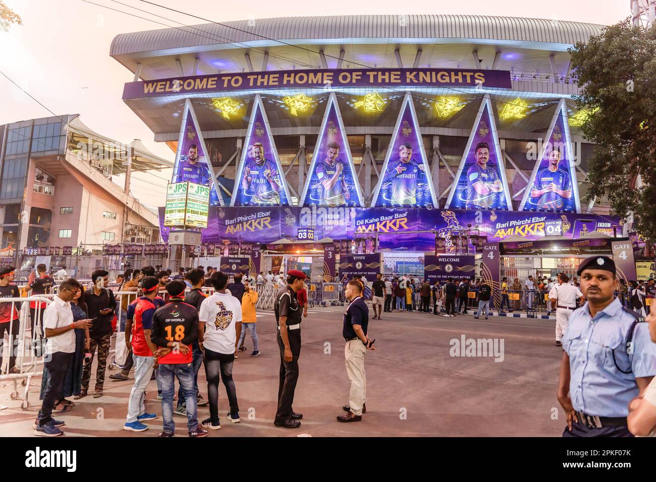 Kalkutta, Indien. 07. April 2023. Das Eden Garden Stadion ist von außen mit den Postern von KKR (Kolkata Knight Riders) umhüllt, da es das erste Heimspiel der IPL-Saison 2023 ist. Endstand: KKR erzielte 204 für 7 in 20 Overs und gewann mit 81 Runs gegen RCB. (Foto: JIT Chattopadhyay/SOPA Images/Sipa USA) Guthaben: SIPA US/Alamy Live News Stockfoto