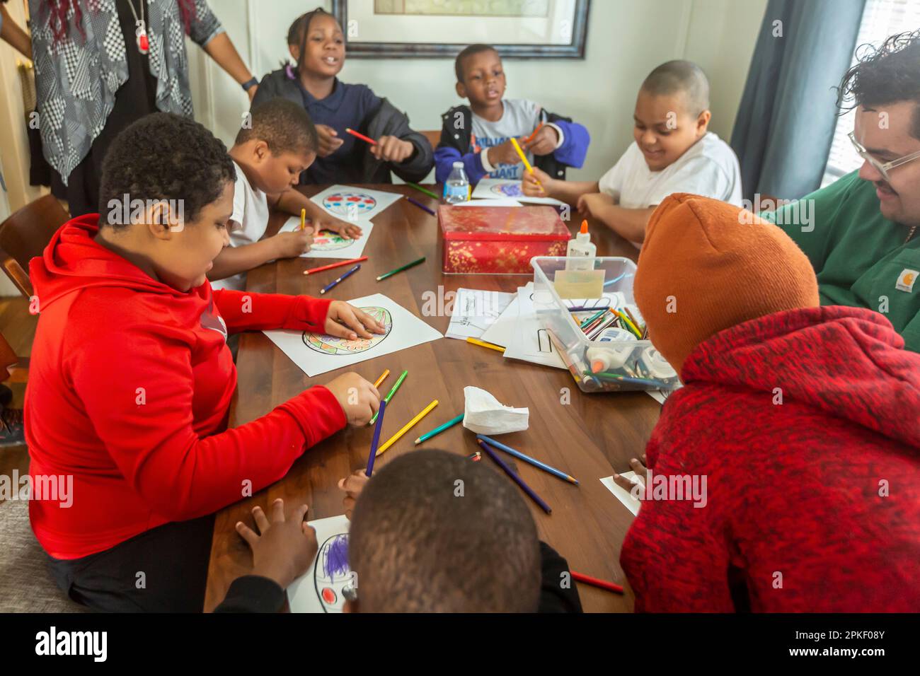 Detroit, Michigan – Kinder malen ostereier in einem Kunstprojekt in einem brillanten Zentrum von Detroit im Viertel Morningside. Brillante Detr Stockfoto