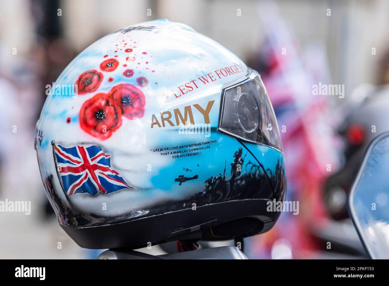 Westminster, London, Großbritannien. 7. April 2023. Eine große Gruppe von Militärveteranen und -Unterstützern ist mit Motorrädern zu den Houses of Parliament gefahren, um nordirische Veteranen zu unterstützen und gegen Aktionen der britischen Regierung gegen sie zu protestieren. Mehr als tausend Fahrer nahmen Teil, mit dem Titel Ride of Respect also for and in memoriam the late Queen Elizabeth II Die Fahrt begann am Windsor Castle und fuhr ins Zentrum von London, wo sie sich versammelten. Dekorierter Reiterhelm Stockfoto