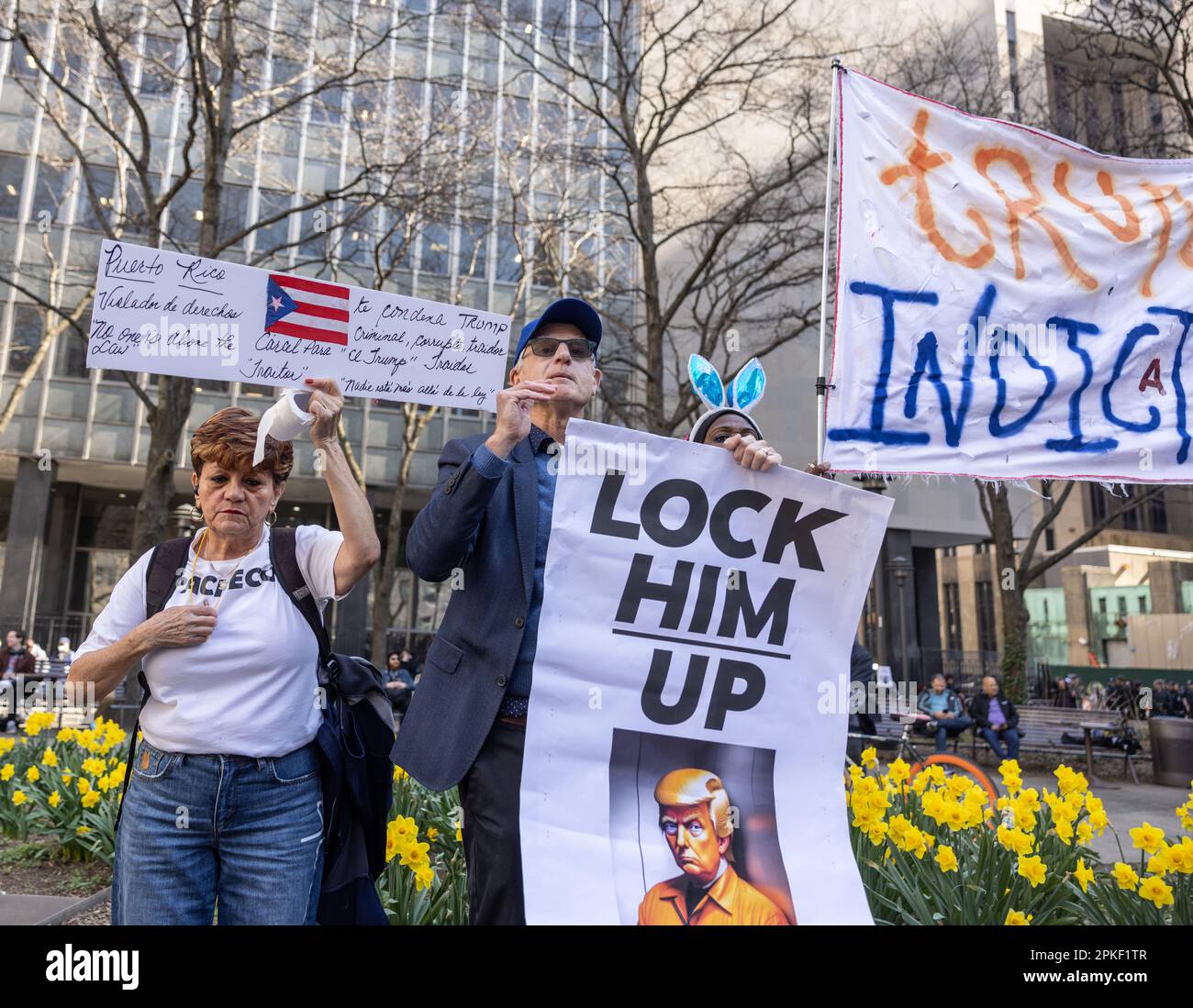 NEW YORK, NEW YORK. – 4. April 2023: Demonstranten werden in Lower Manhattan vor einer Anklageverlesung für den ehemaligen Präsidenten Donald Trump gesehen. Stockfoto