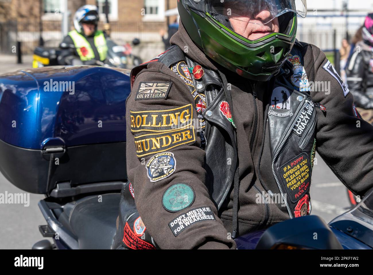 Westminster, London, Großbritannien. 7. April 2023. Eine große Gruppe von Militärveteranen und -Unterstützern ist mit Motorrädern zu den Houses of Parliament gefahren, um nordirische Veteranen zu unterstützen und gegen Aktionen der britischen Regierung gegen sie zu protestieren. Mehr als tausend Fahrer nahmen Teil, mit dem Titel Ride of Respect also for and in memoriam the late Queen Elizabeth II Die Fahrt begann am Windsor Castle und fuhr ins Zentrum von London, wo sie sich versammelten. Ich reite auf Whitehall Stockfoto