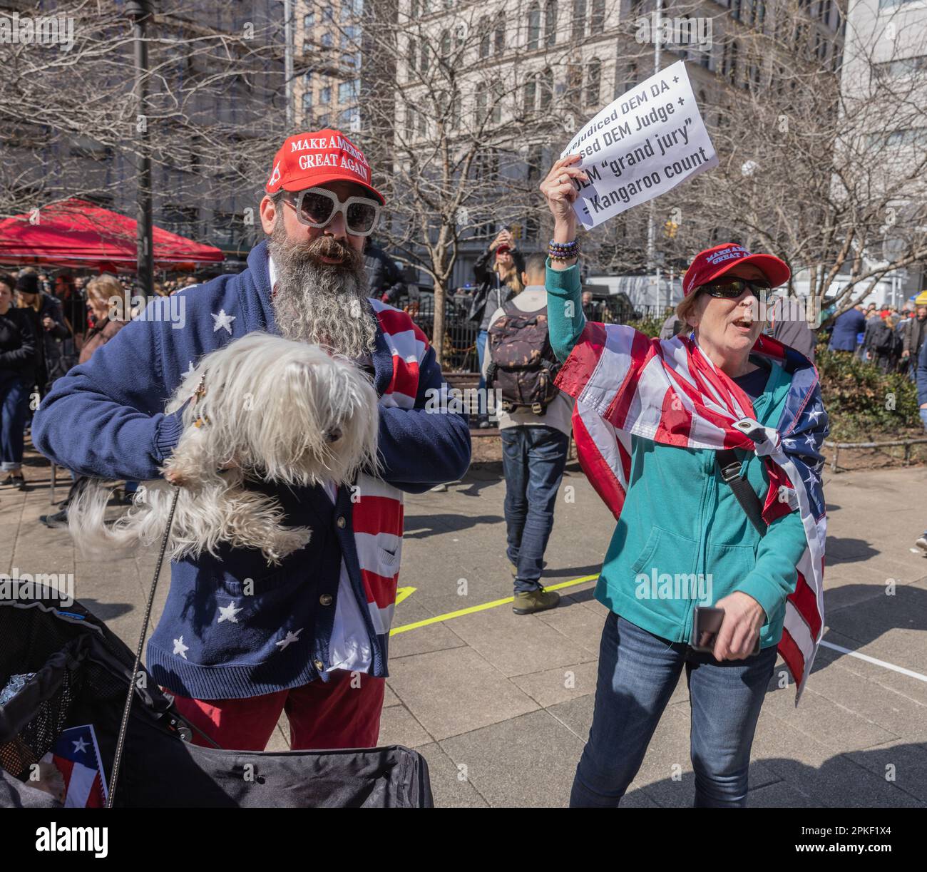 NEW YORK, NEW YORK. – 4. April 2023: Demonstranten werden in Lower Manhattan vor einer Anklageverlesung für den ehemaligen Präsidenten Donald Trump gesehen. Stockfoto