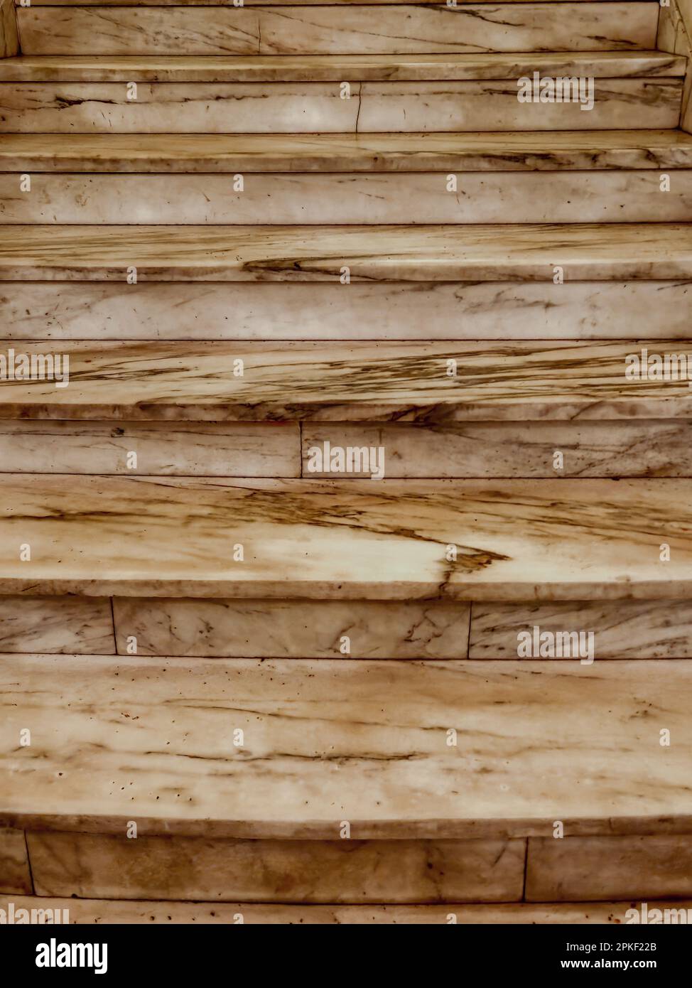 Nahaufnahme einer aufsteigenden Treppe aus braun-elfenbeinfarbenem Marmor Stockfoto