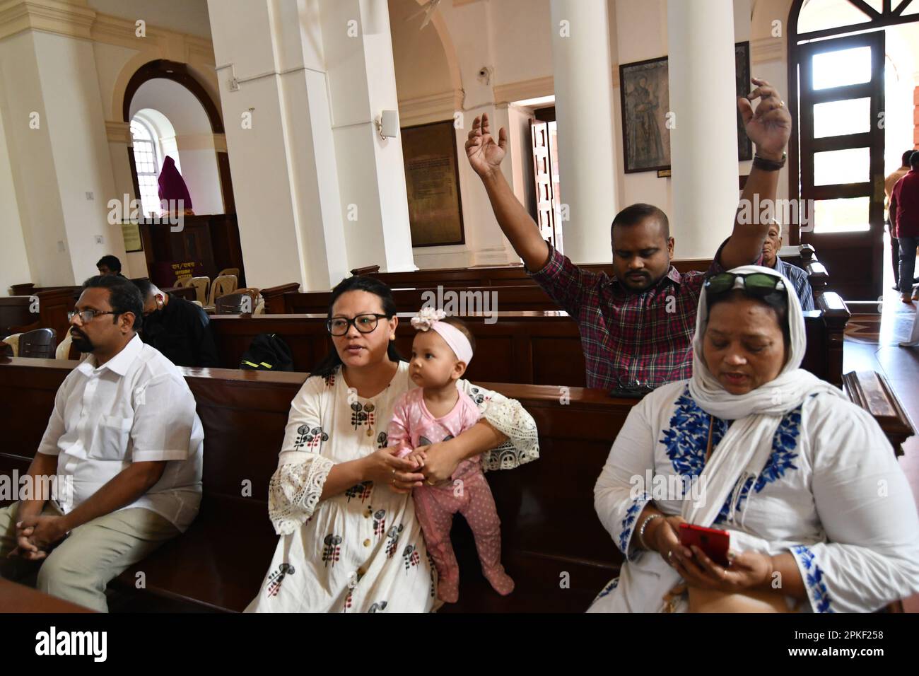 New Delhi, Delhi, Indien. 7. April 2023. christliche Anhänger beten am Karfreitag in der Sacred Heart Cathedral in Neu Delhi am 7. April 2023. Karfreitag zum Gedenken an den Tod und die Auferstehung Jesu Christi. (Kreditbild: © Ravi Batra/ZUMA Press Wire) NUR REDAKTIONELLE VERWENDUNG! Nicht für den kommerziellen GEBRAUCH! Kredit: ZUMA Press, Inc./Alamy Live News Stockfoto