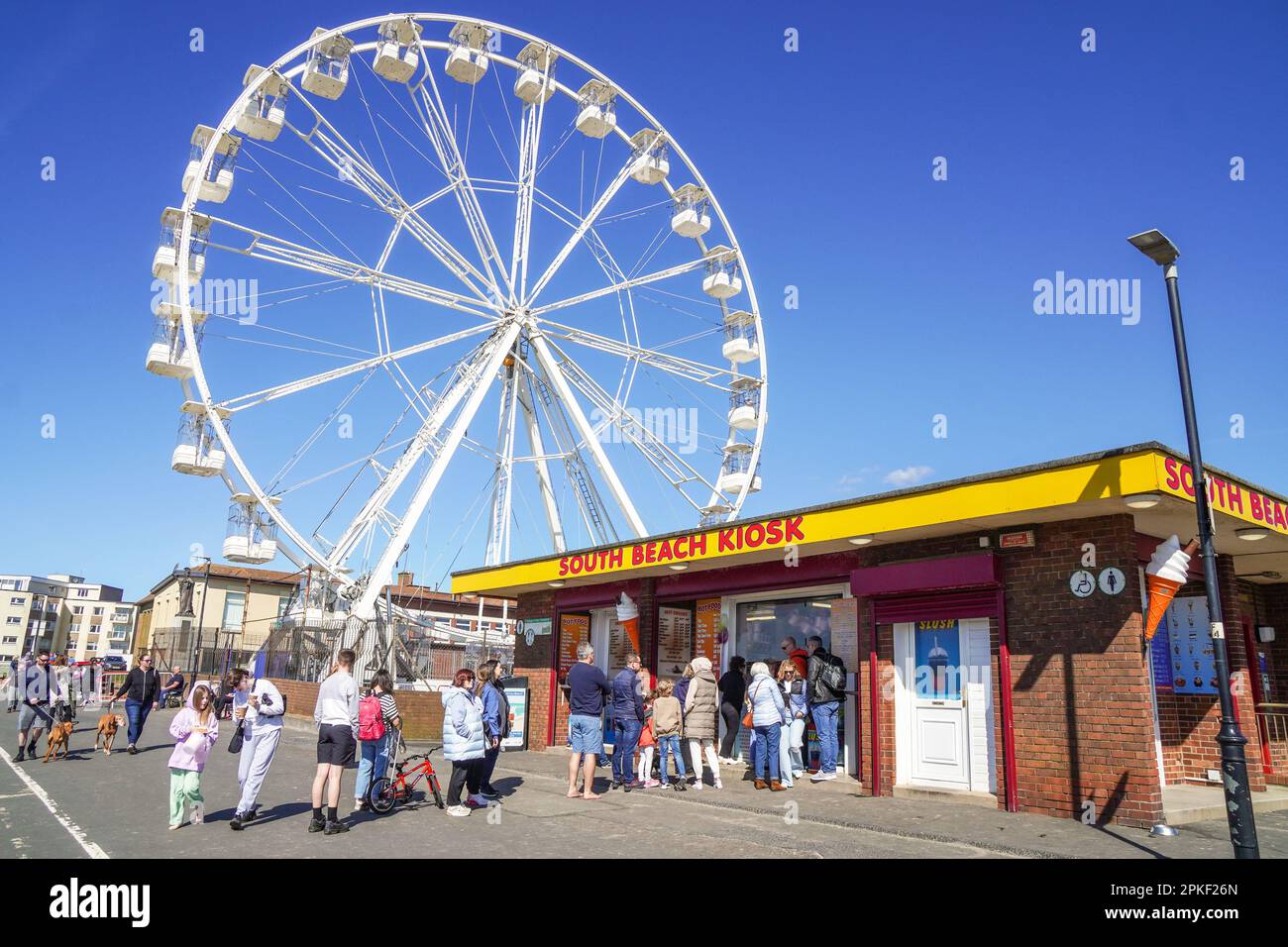 Troon, Großbritannien. 07. April 2023. Am Osterfreitag, dem ersten Tag des Osterferienwochenendes, zog das warme und sonnige Wetter einige Leute an den Strand. Kredit: Findlay/Alamy Live News Stockfoto