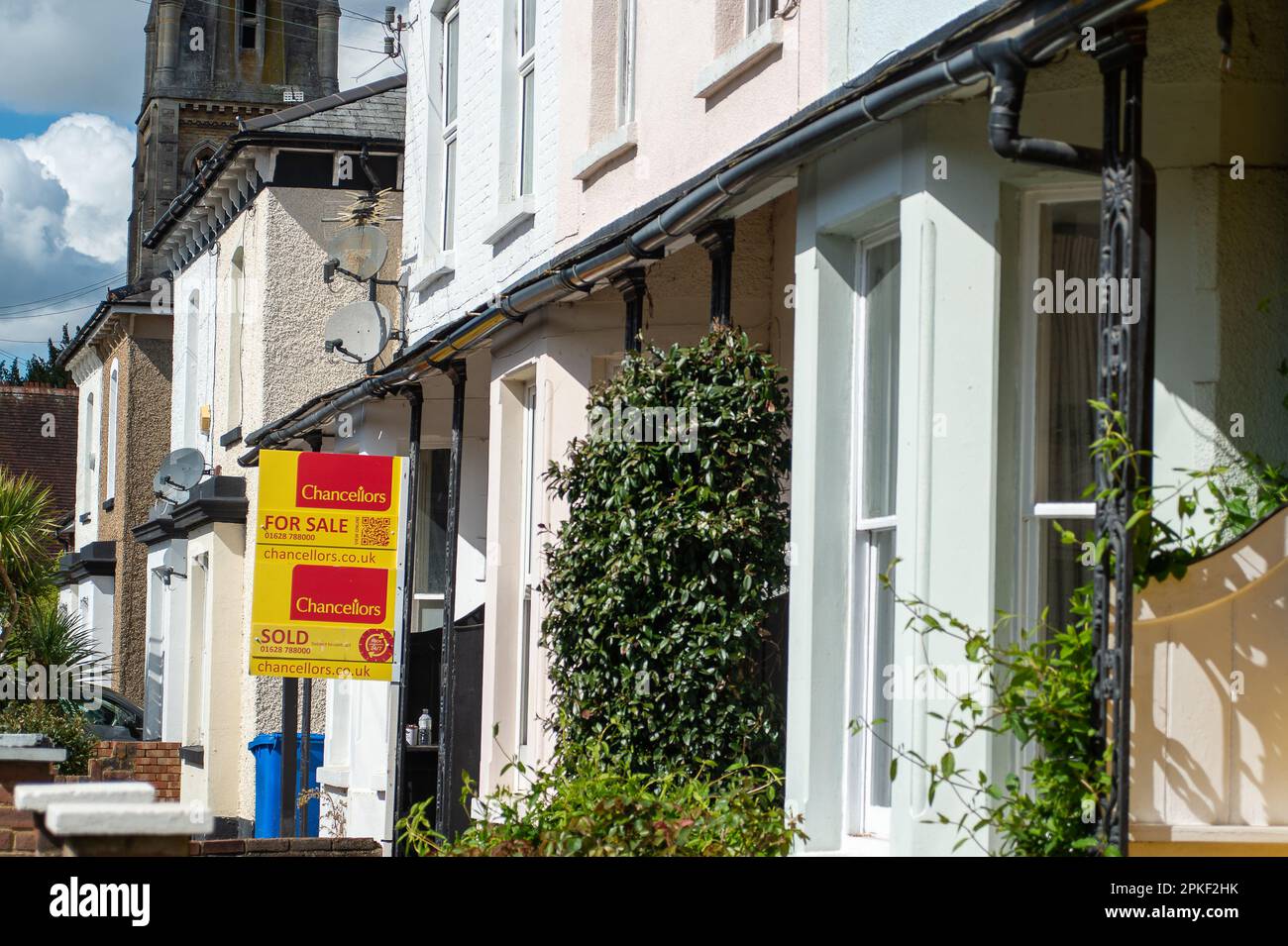 Maidenhead, Berkshire, Großbritannien. 7. April 2023. Ein Verkaufsschild und ein Verkaufsschild an einer hübschen bunten Reihe von bemalten Terrassenhäusern in Maidenhead, Berkshire. Die Building Society Halifax berichtete, dass sich die Wohnimmobilienpreise in den letzten drei Monaten bis Ende März weiterhin leicht erholt haben. Dies ist trotz der steigenden Lebenshaltungskosten der Fall. Kredit: Maureen McLean/Alamy Live News Stockfoto